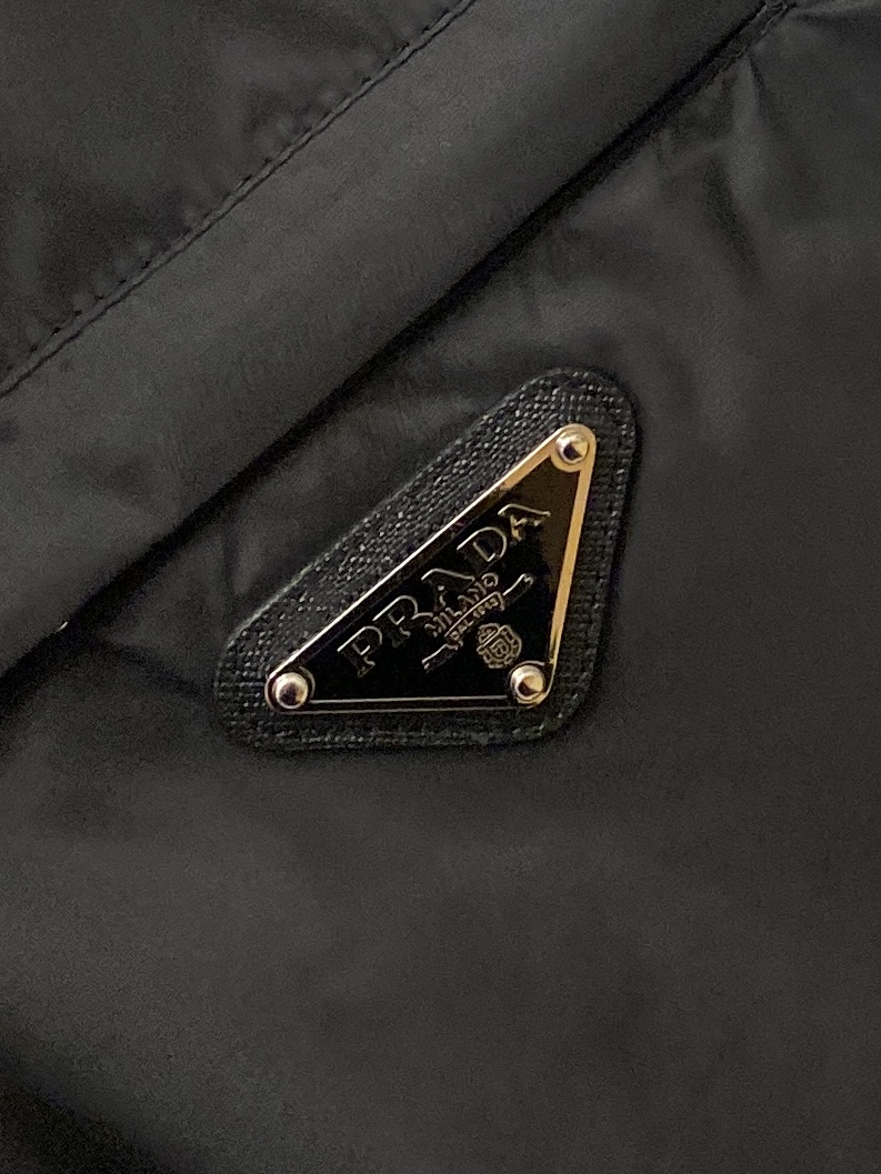 普拉达、2026新品夹克外套，时尚帅气，简约百搭款，胸前五金装饰三角标logo，定制原版面料，不仅挺括，