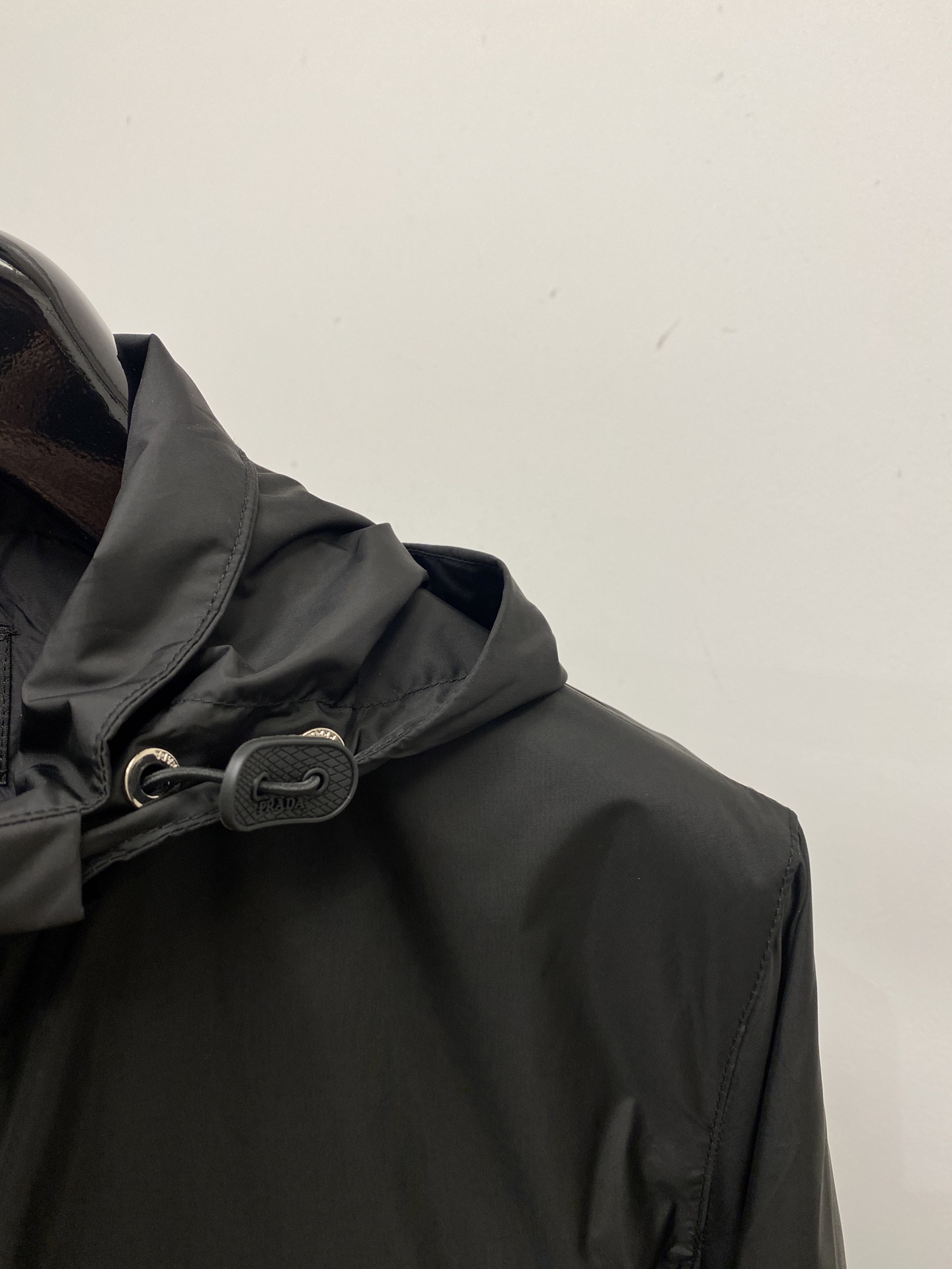 普拉达、2026新品夹克外套，时尚帅气，简约百搭款，胸前五金装饰三角标logo，定制原版面料，不仅挺括，