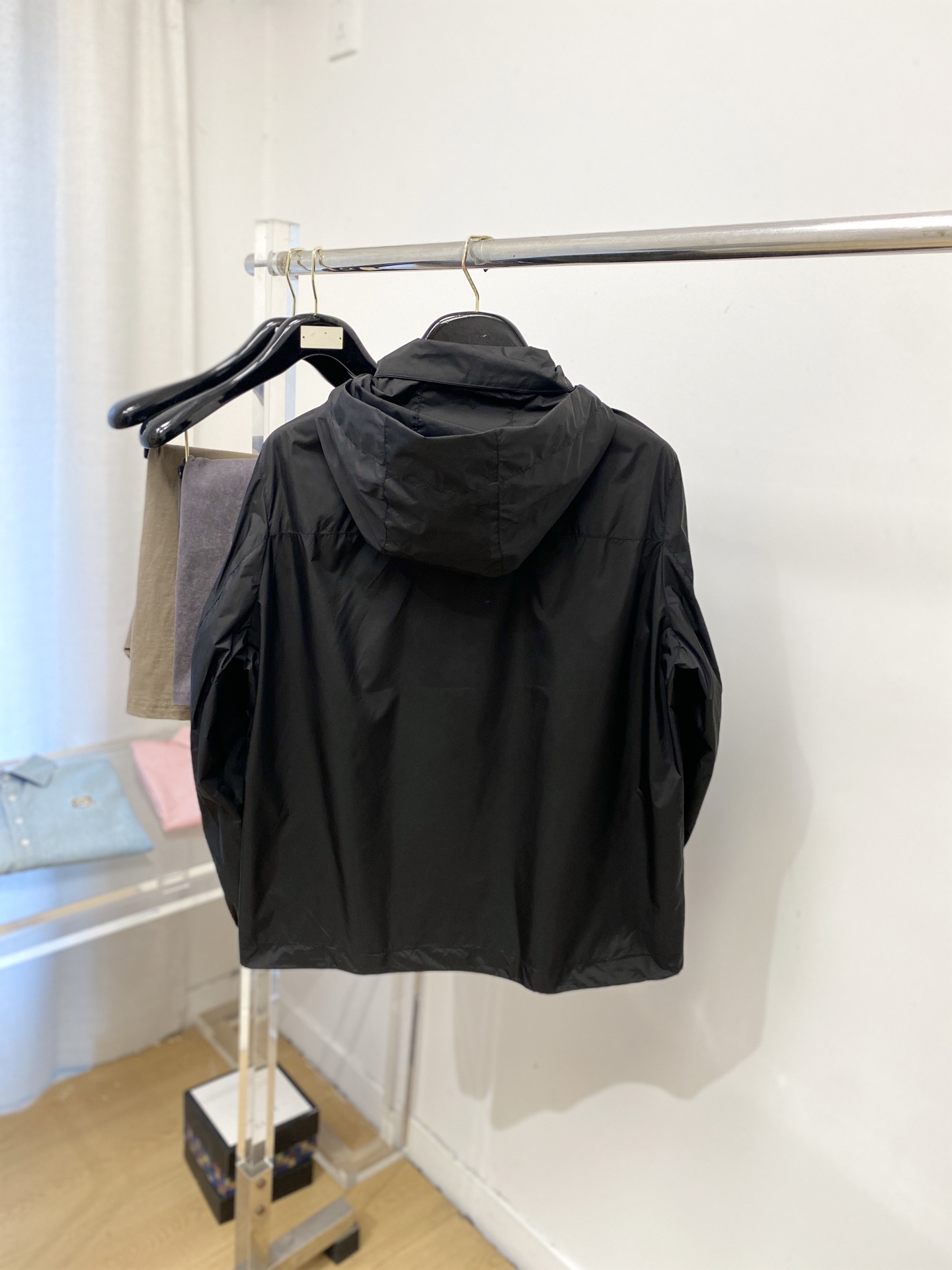 普拉达、2026新品夹克外套，时尚帅气，简约百搭款，胸前五金装饰三角标logo，定制原版面料，不仅挺括，