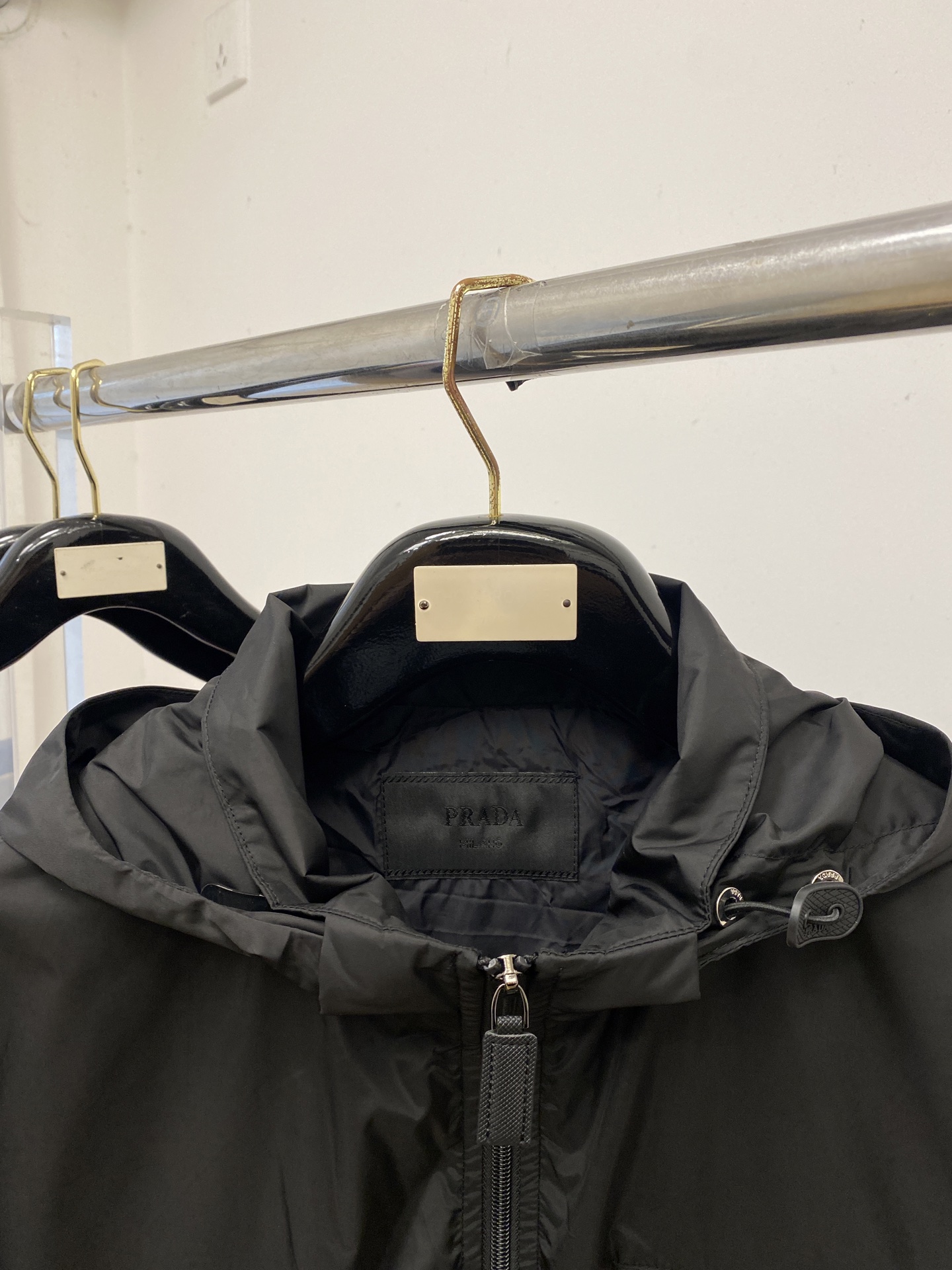 普拉达、2026新品夹克外套，时尚帅气，简约百搭款，胸前五金装饰三角标logo，定制原版面料，不仅挺括，