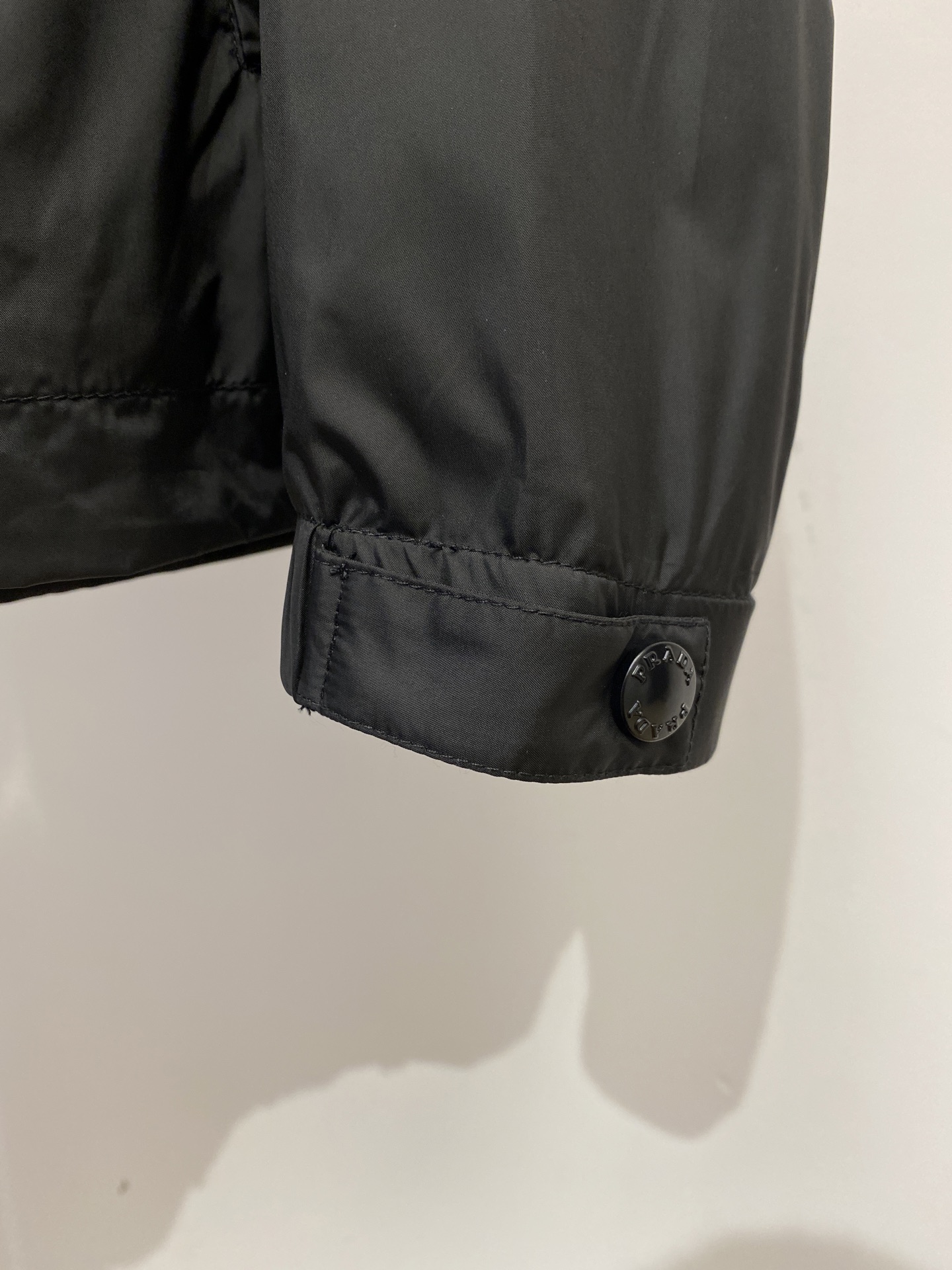 普拉达、2026新品夹克外套，时尚帅气，简约百搭款，胸前五金装饰三角标logo，定制原版面料，不仅挺括，