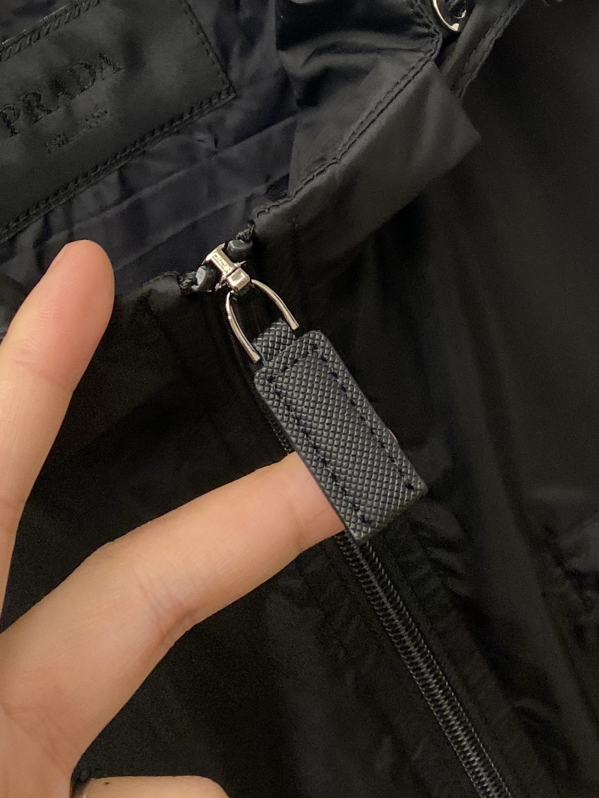 普拉达、2026新品夹克外套，时尚帅气，简约百搭款，胸前五金装饰三角标logo，定制原版面料，不仅挺括，