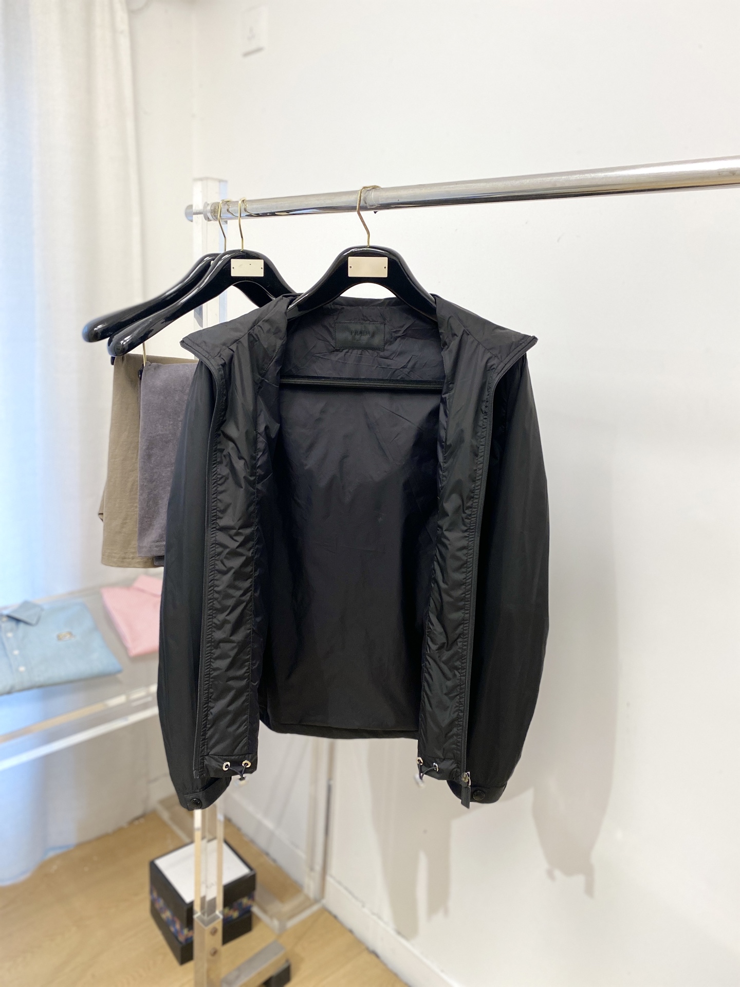普拉达、2026新品夹克外套，时尚帅气，简约百搭款，胸前五金装饰三角标logo，定制原版面料，不仅挺括，