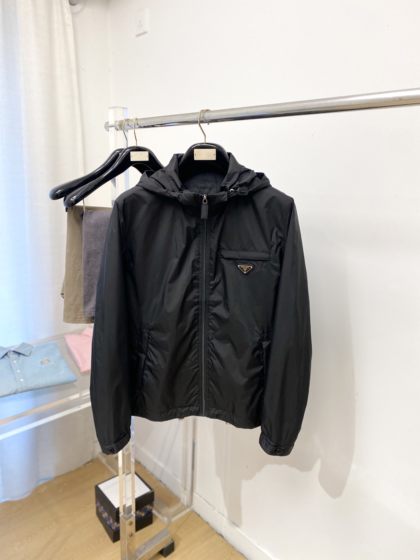 普拉达、2026新品夹克外套，时尚帅气，简约百搭款，胸前五金装饰三角标logo，定制原版面料，不仅挺括，