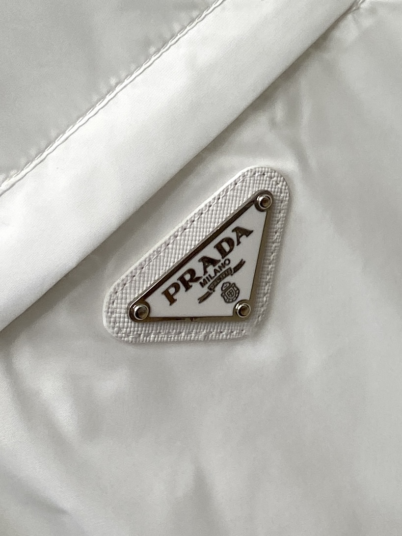 普拉达、2026新品夹克外套，时尚帅气，简约百搭款，胸前五金装饰三角标logo，定制原版面料，不仅挺括，
