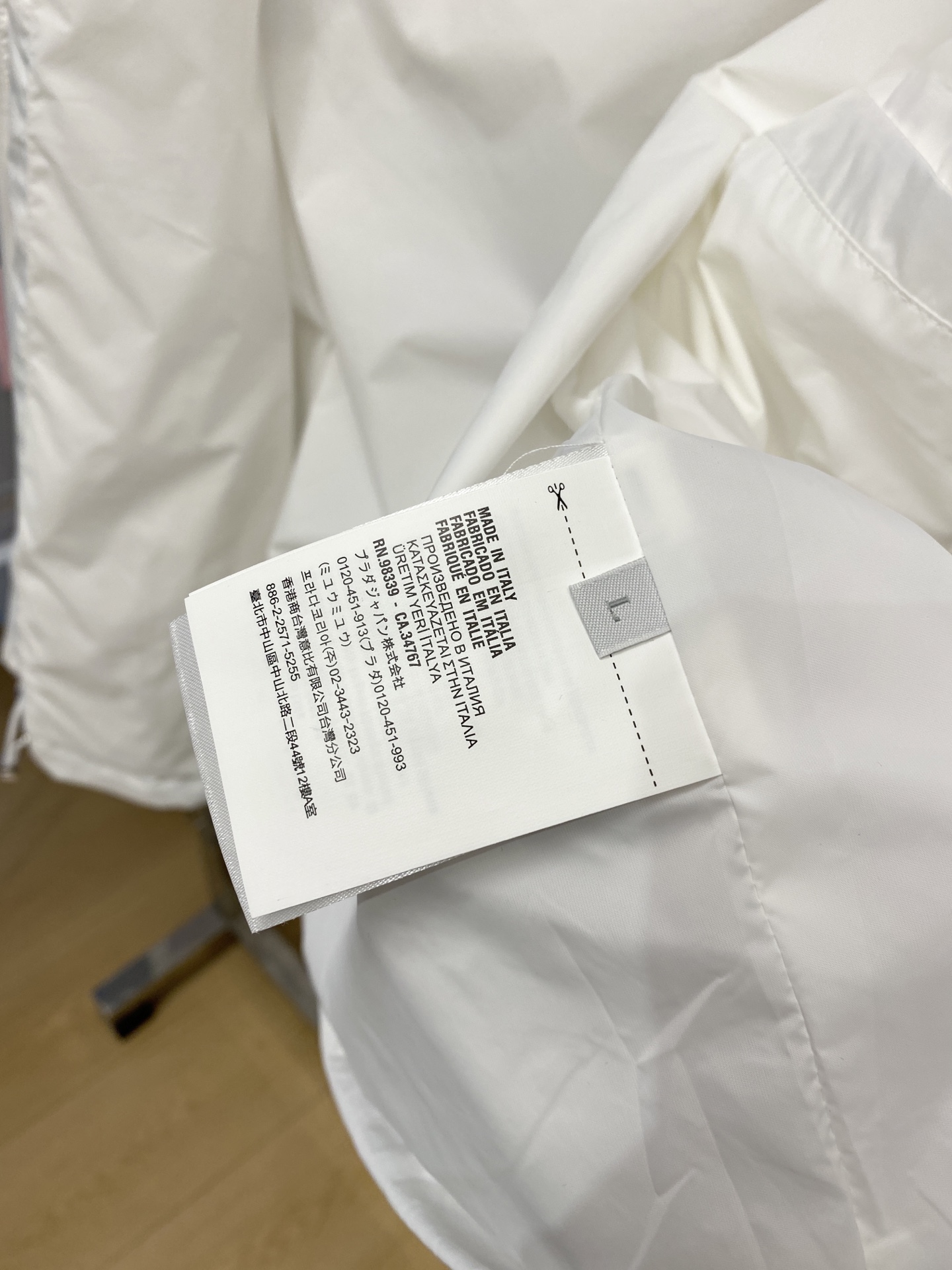 普拉达、2026新品夹克外套，时尚帅气，简约百搭款，胸前五金装饰三角标logo，定制原版面料，不仅挺括，