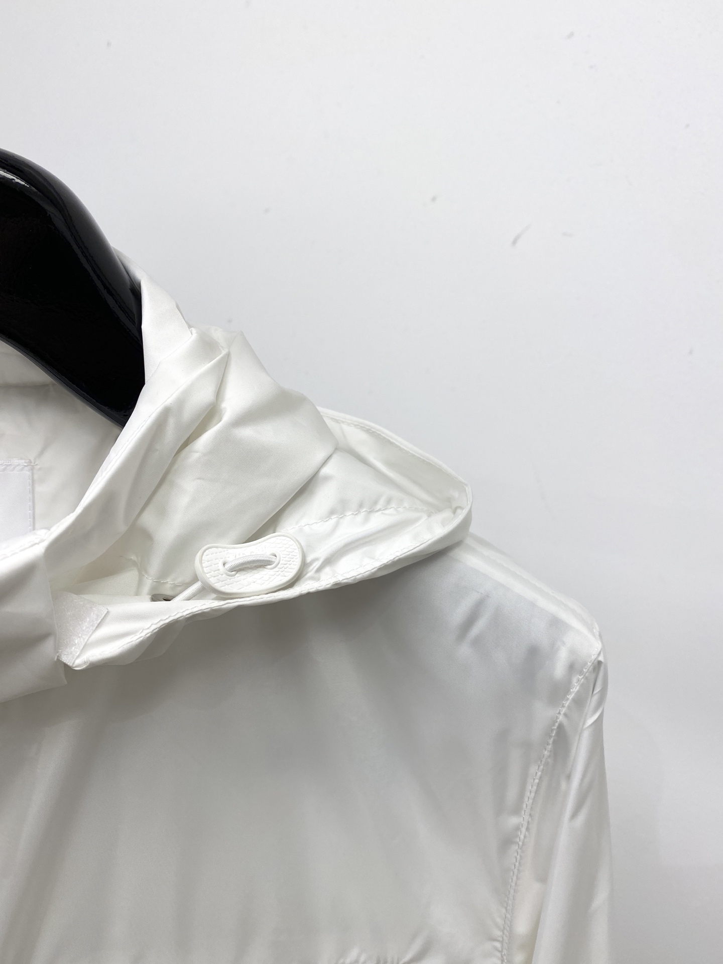 普拉达、2026新品夹克外套，时尚帅气，简约百搭款，胸前五金装饰三角标logo，定制原版面料，不仅挺括，