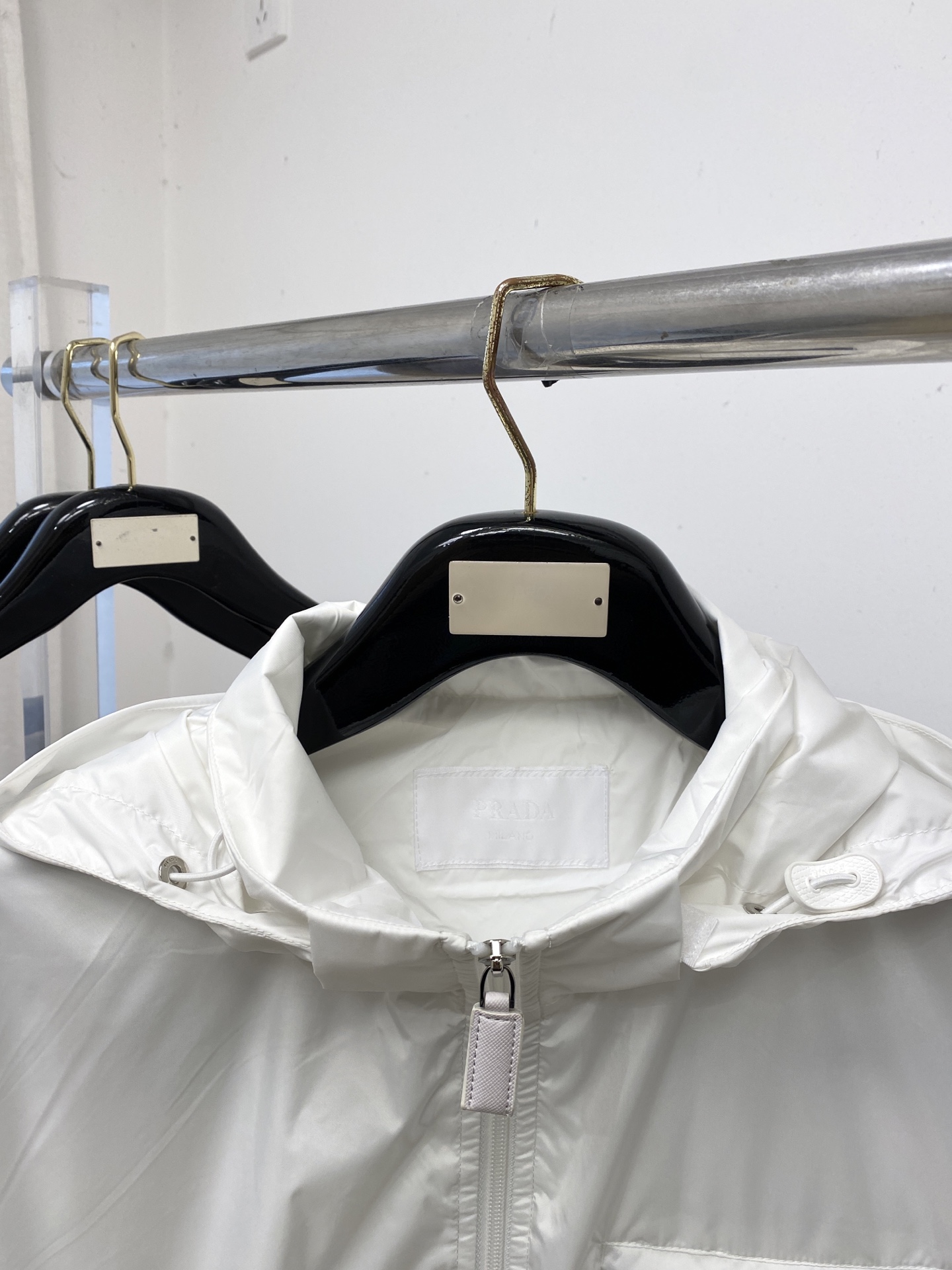 普拉达、2026新品夹克外套，时尚帅气，简约百搭款，胸前五金装饰三角标logo，定制原版面料，不仅挺括，