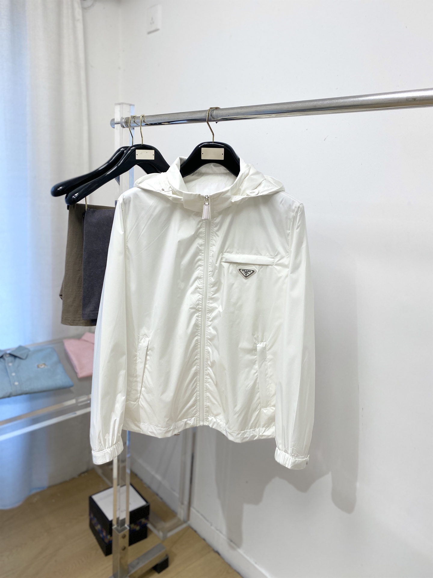普拉达、2026新品夹克外套，时尚帅气，简约百搭款，胸前五金装饰三角标logo，定制原版面料，不仅挺括，