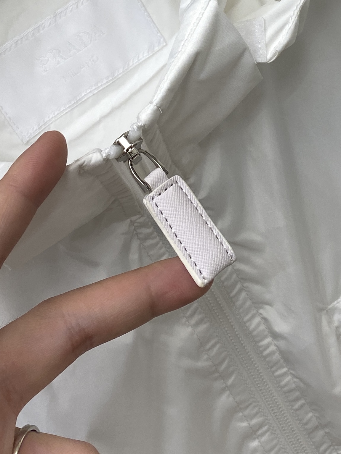 普拉达、2026新品夹克外套，时尚帅气，简约百搭款，胸前五金装饰三角标logo，定制原版面料，不仅挺括，