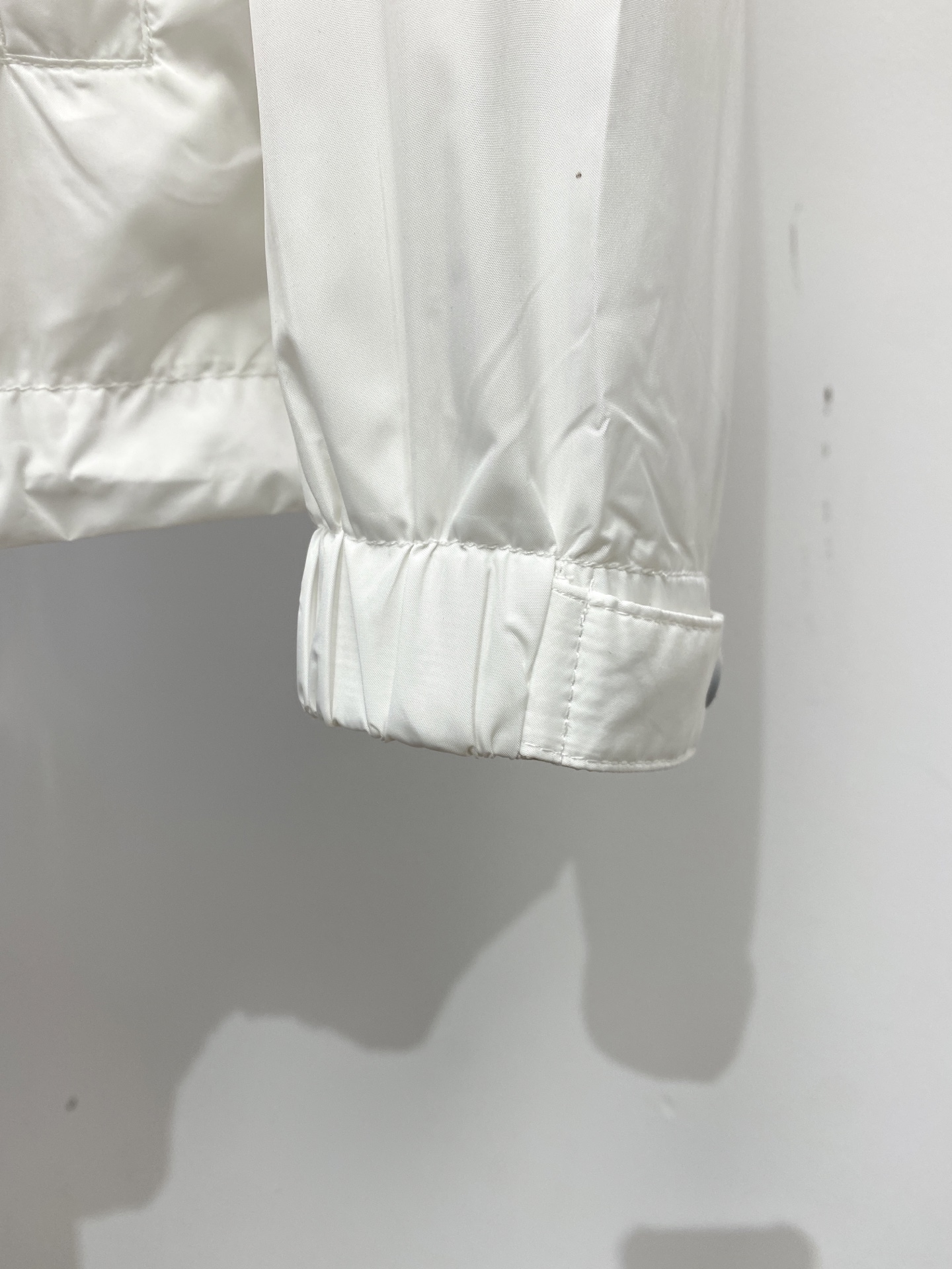 普拉达、2026新品夹克外套，时尚帅气，简约百搭款，胸前五金装饰三角标logo，定制原版面料，不仅挺括，