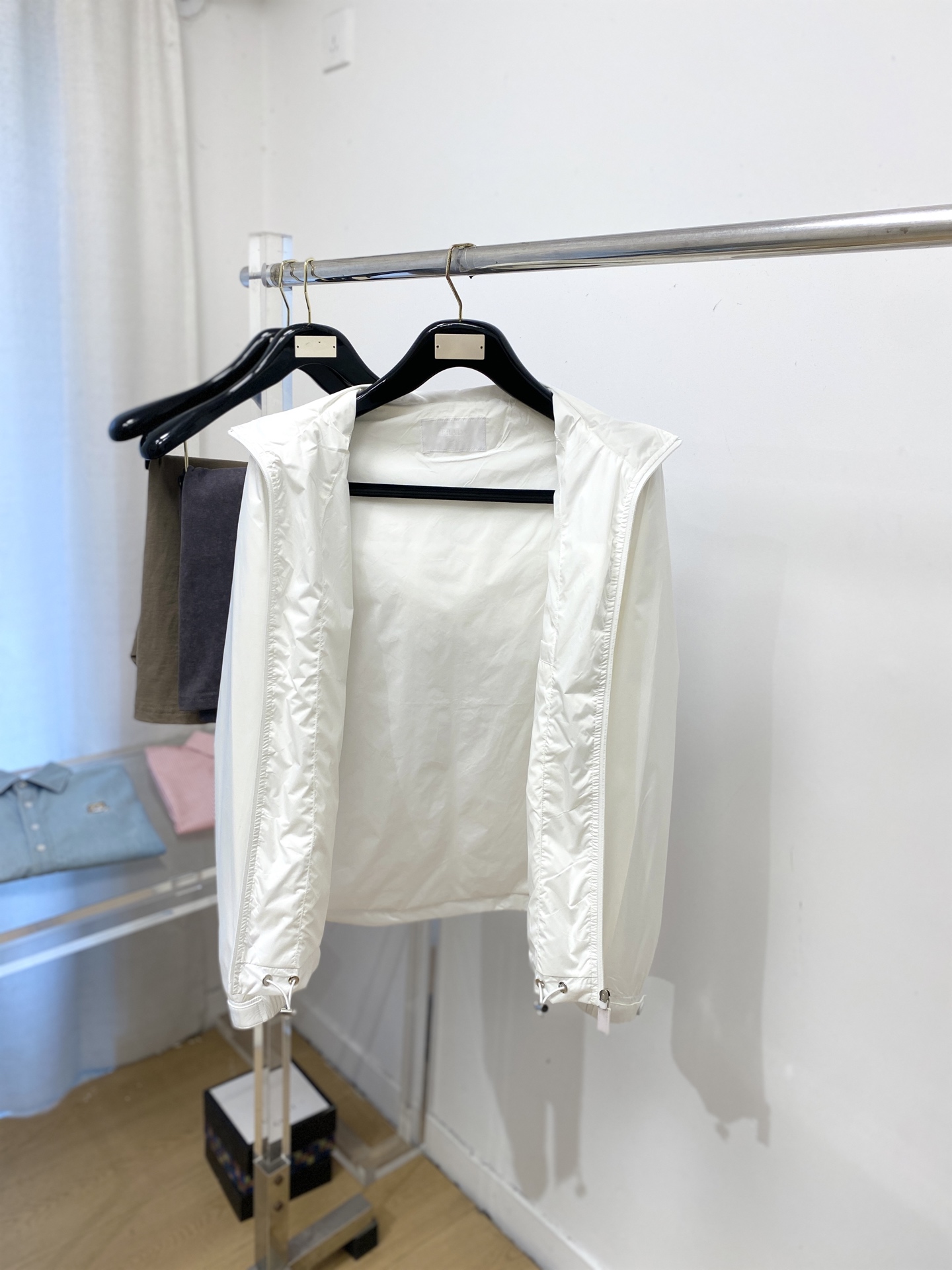 普拉达、2026新品夹克外套，时尚帅气，简约百搭款，胸前五金装饰三角标logo，定制原版面料，不仅挺括，