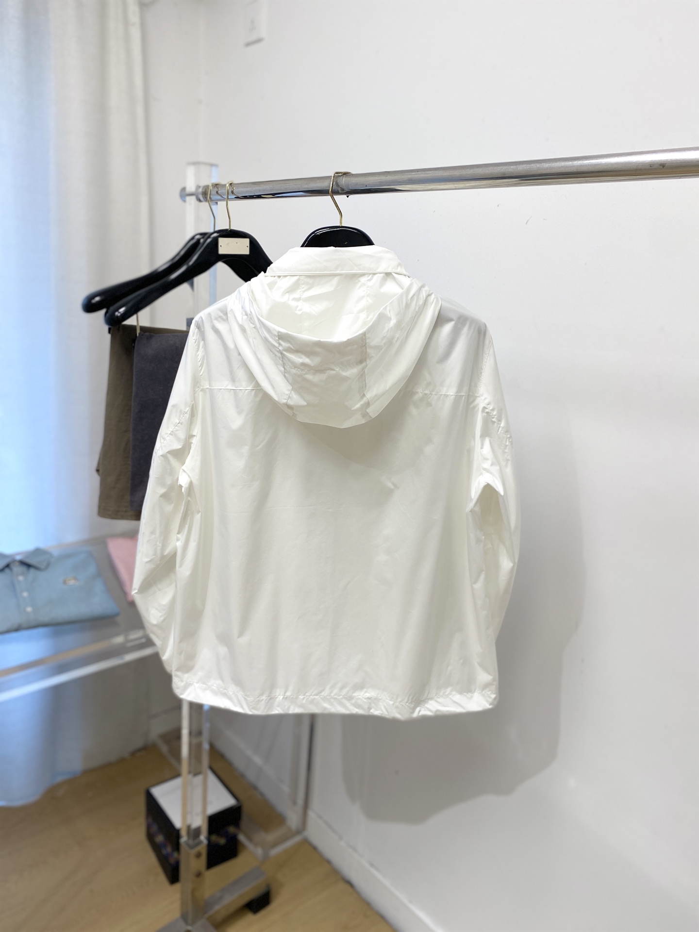 普拉达、2026新品夹克外套，时尚帅气，简约百搭款，胸前五金装饰三角标logo，定制原版面料，不仅挺括，