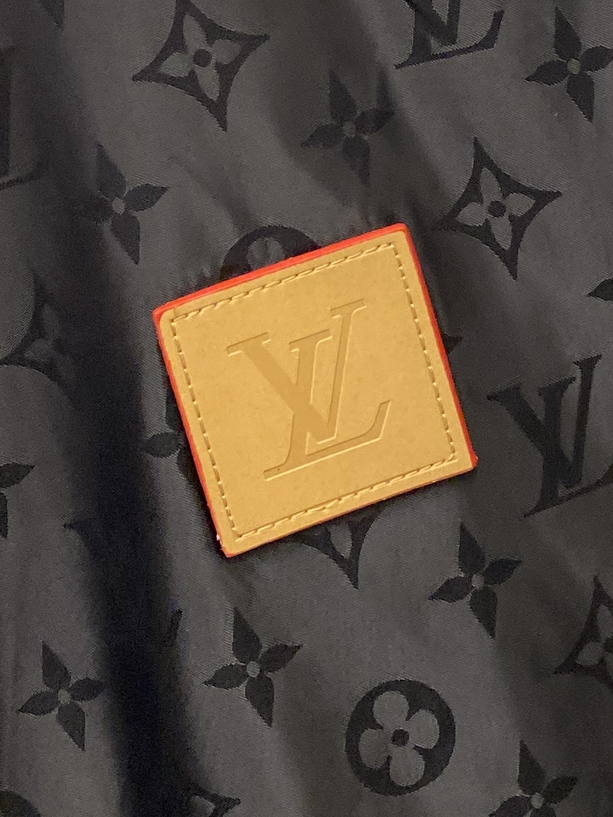 路易威登、2026新品双面穿夹克外套，时尚帅气，简约百搭款，胸前精致刺绣字母logo，定制原版面料，不仅