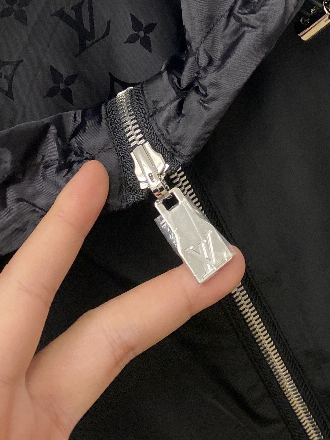 路易威登、2026新品双面穿夹克外套，时尚帅气，简约百搭款，胸前精致刺绣字母logo，定制原版面料，不仅