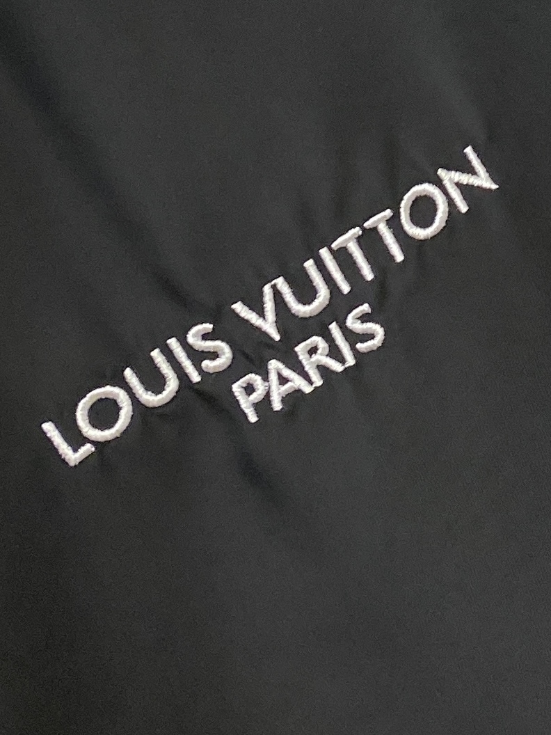 路易威登、2026新品双面穿夹克外套，时尚帅气，简约百搭款，胸前精致刺绣字母logo，定制原版面料，不仅