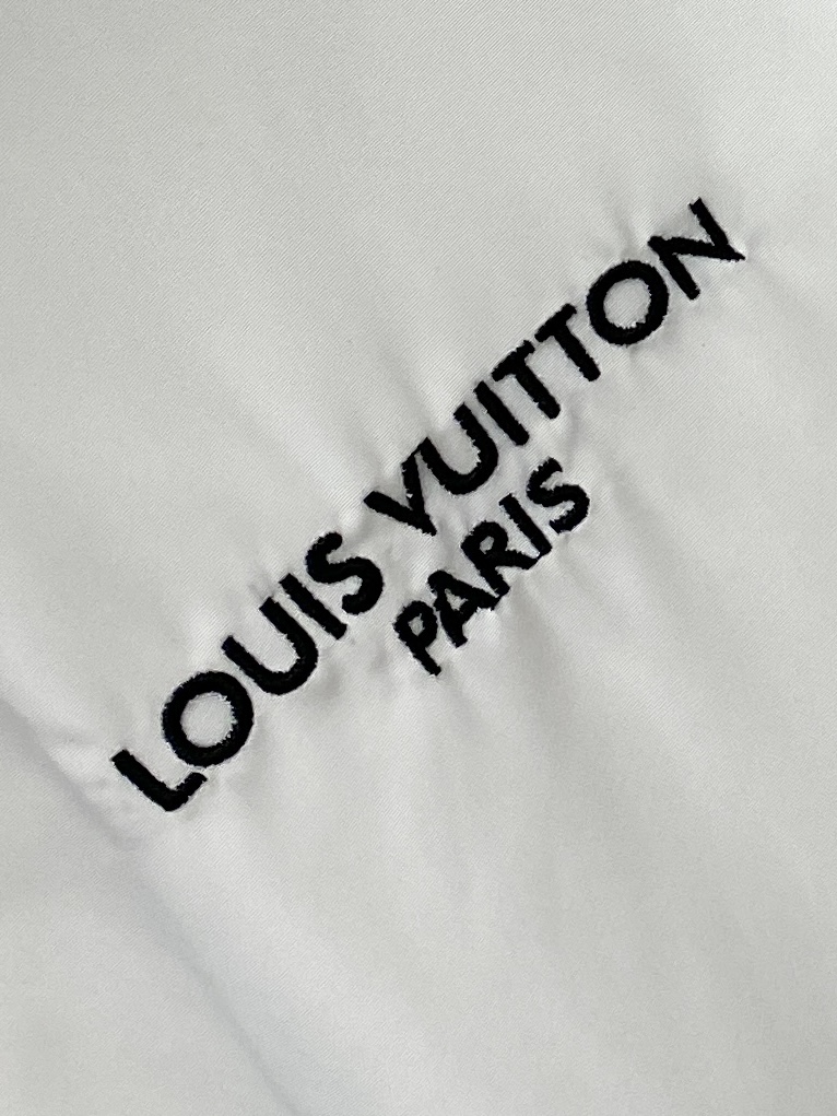 路易威登、2026新品双面穿夹克外套，时尚帅气，简约百搭款，胸前精致刺绣字母logo，定制原版面料，不仅