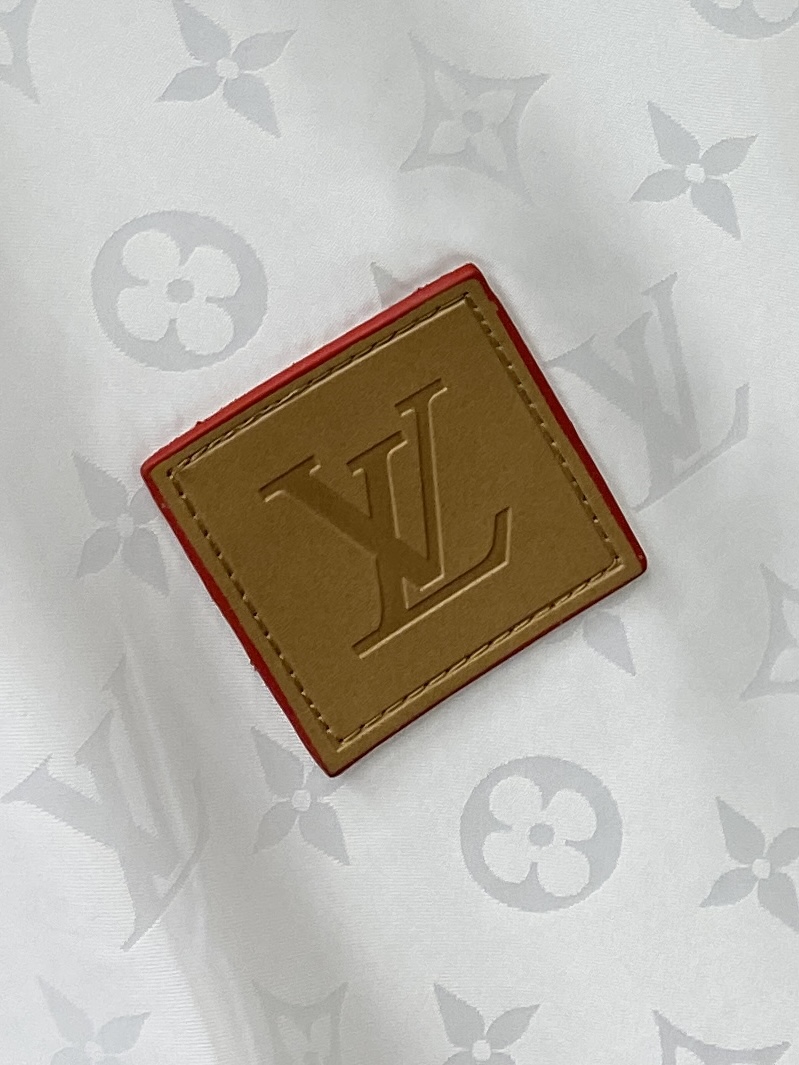 路易威登、2026新品双面穿夹克外套，时尚帅气，简约百搭款，胸前精致刺绣字母logo，定制原版面料，不仅