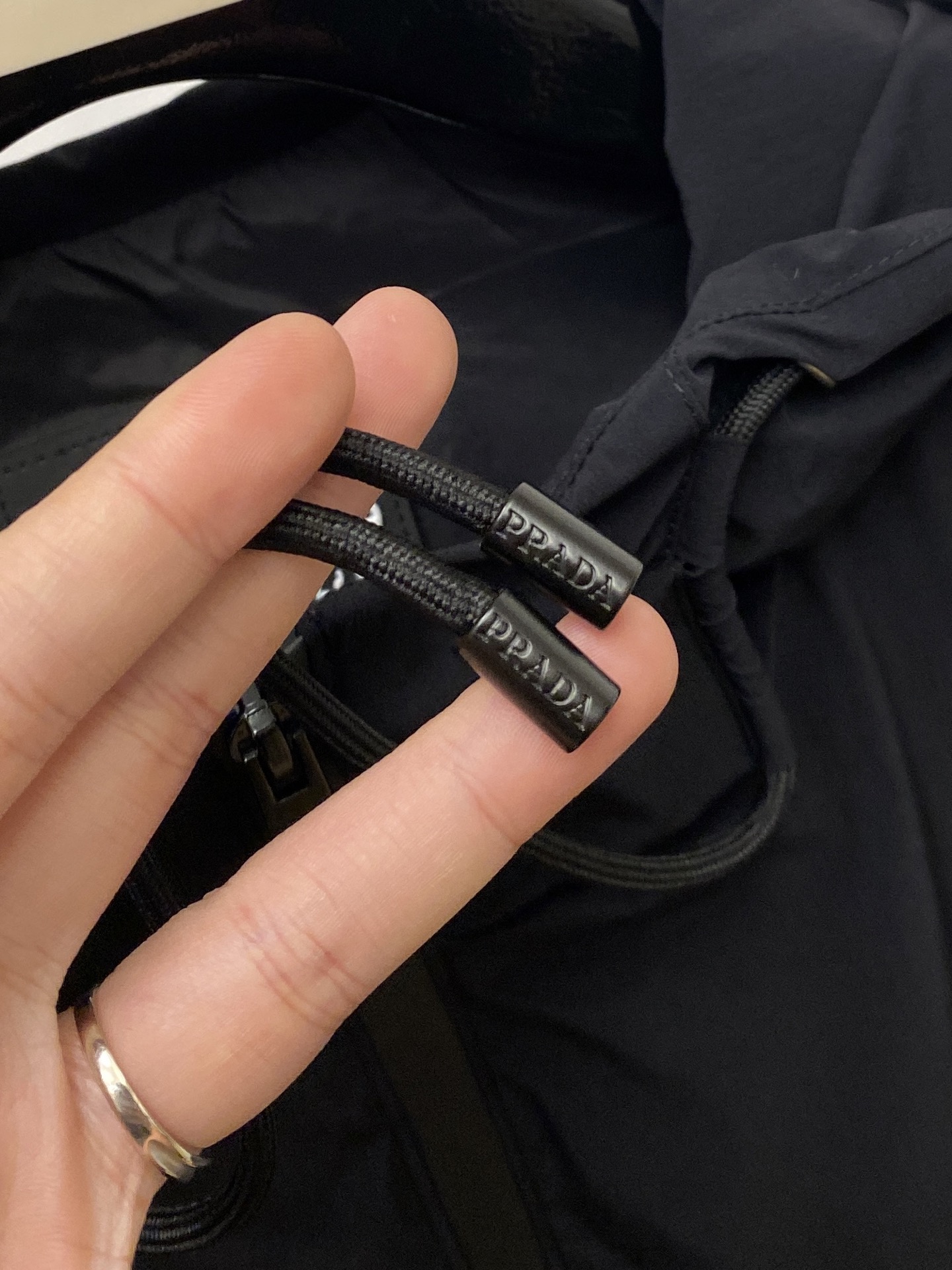 普拉达、2026新品夹克外套，时尚帅气，简约百搭款，袖口五金装饰三角标logo，定制原版面料，不仅挺括，