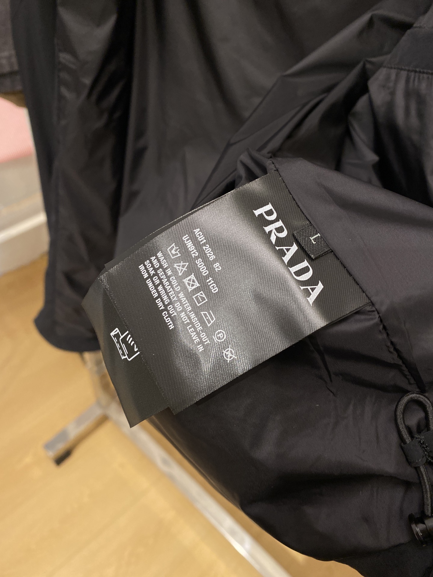 普拉达、2026新品夹克外套，时尚帅气，简约百搭款，袖口五金装饰三角标logo，定制原版面料，不仅挺括，