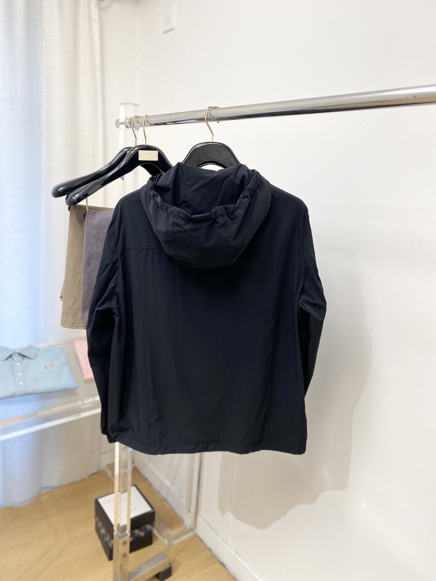 普拉达、2026新品夹克外套，时尚帅气，简约百搭款，袖口五金装饰三角标logo，定制原版面料，不仅挺括，