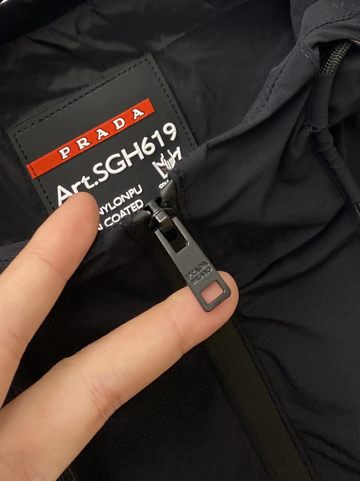 普拉达、2026新品夹克外套，时尚帅气，简约百搭款，袖口五金装饰三角标logo，定制原版面料，不仅挺括，