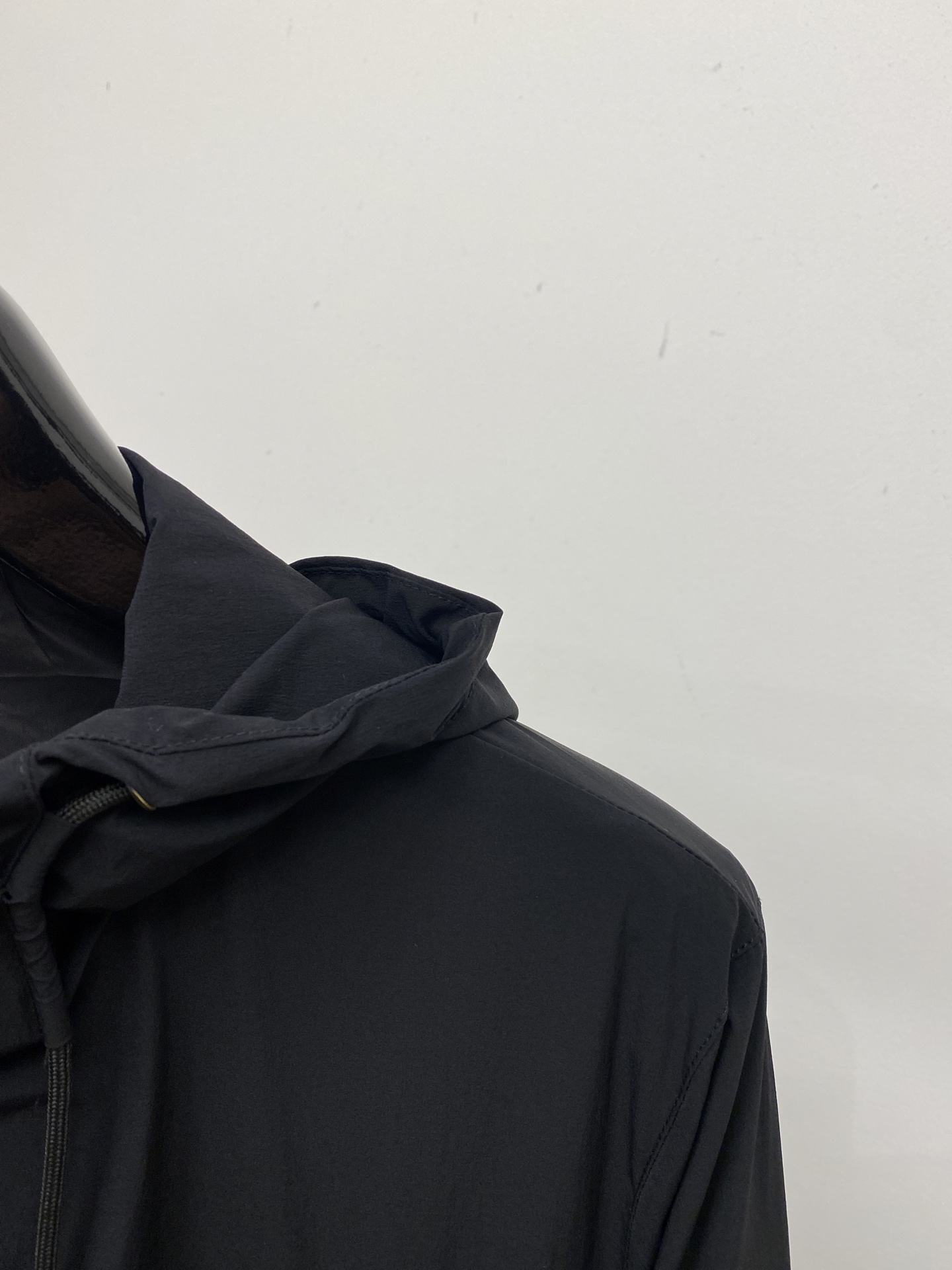 普拉达、2026新品夹克外套，时尚帅气，简约百搭款，袖口五金装饰三角标logo，定制原版面料，不仅挺括，