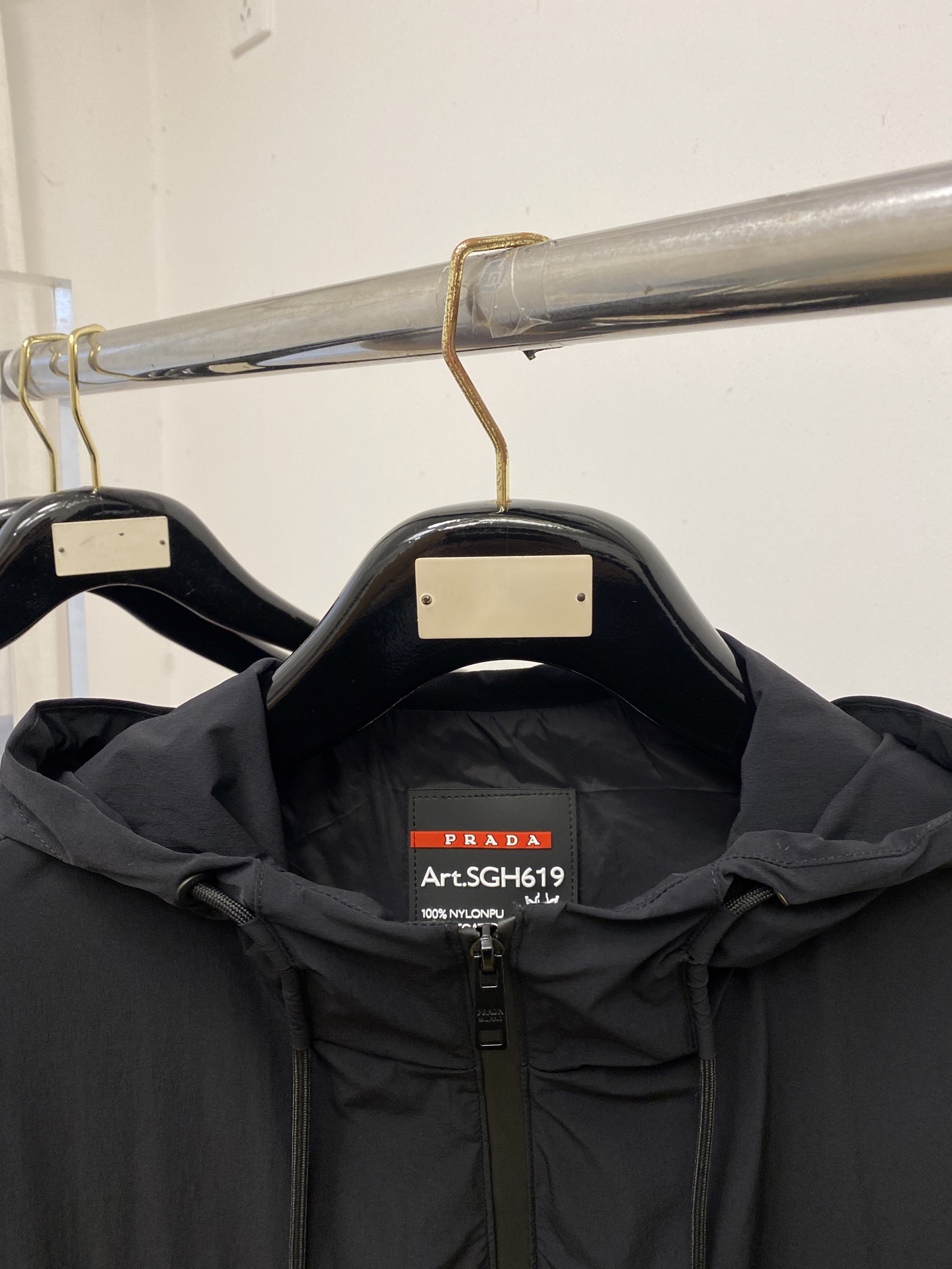 普拉达、2026新品夹克外套，时尚帅气，简约百搭款，袖口五金装饰三角标logo，定制原版面料，不仅挺括，