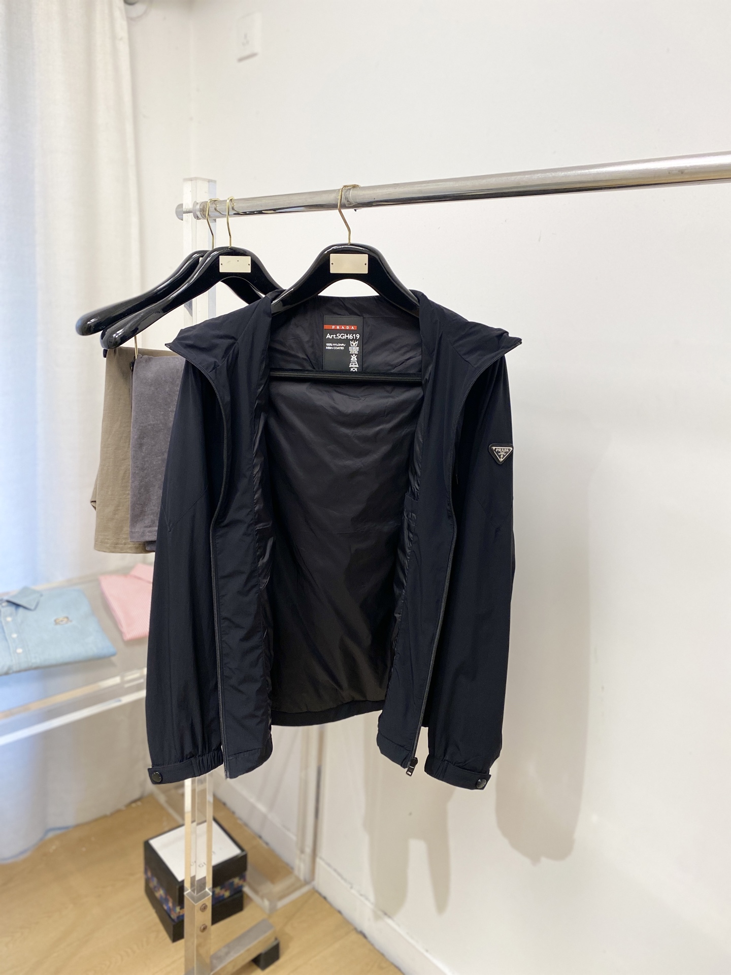 普拉达、2026新品夹克外套，时尚帅气，简约百搭款，袖口五金装饰三角标logo，定制原版面料，不仅挺括，