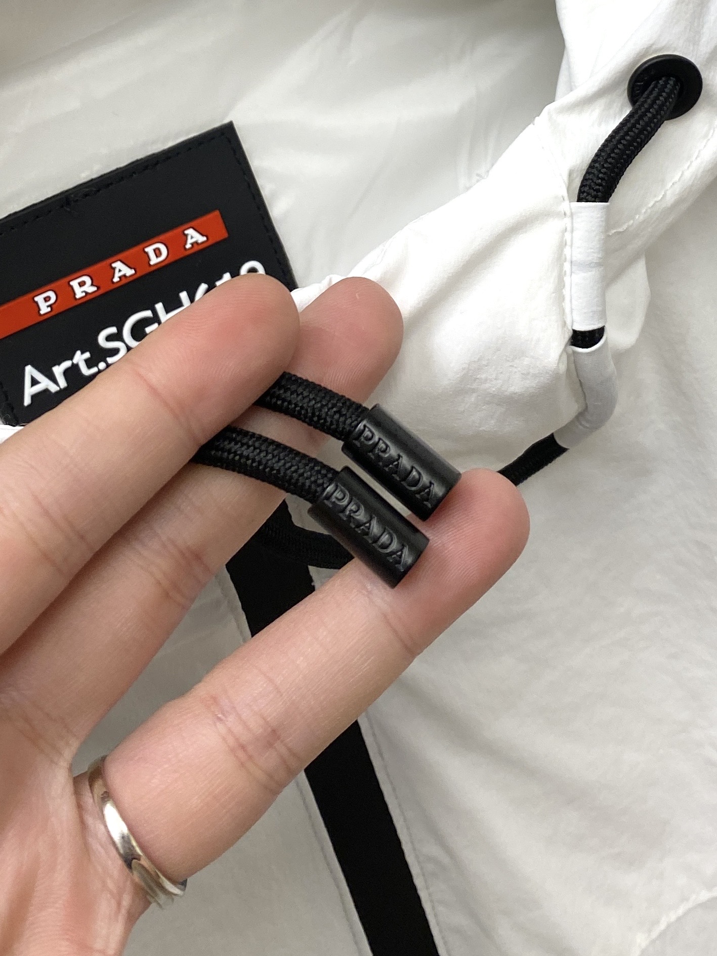 普拉达、2026新品夹克外套，时尚帅气，简约百搭款，袖口五金装饰三角标logo，定制原版面料，不仅挺括，