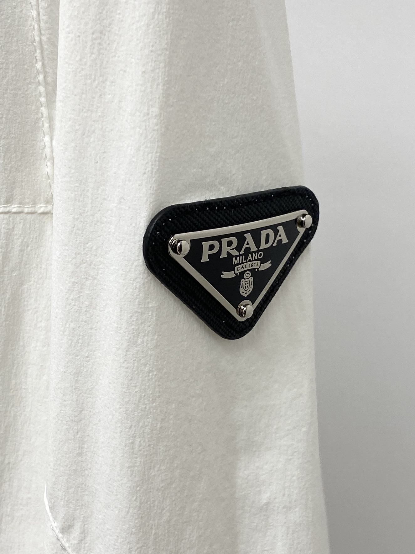 普拉达、2026新品夹克外套，时尚帅气，简约百搭款，袖口五金装饰三角标logo，定制原版面料，不仅挺括，