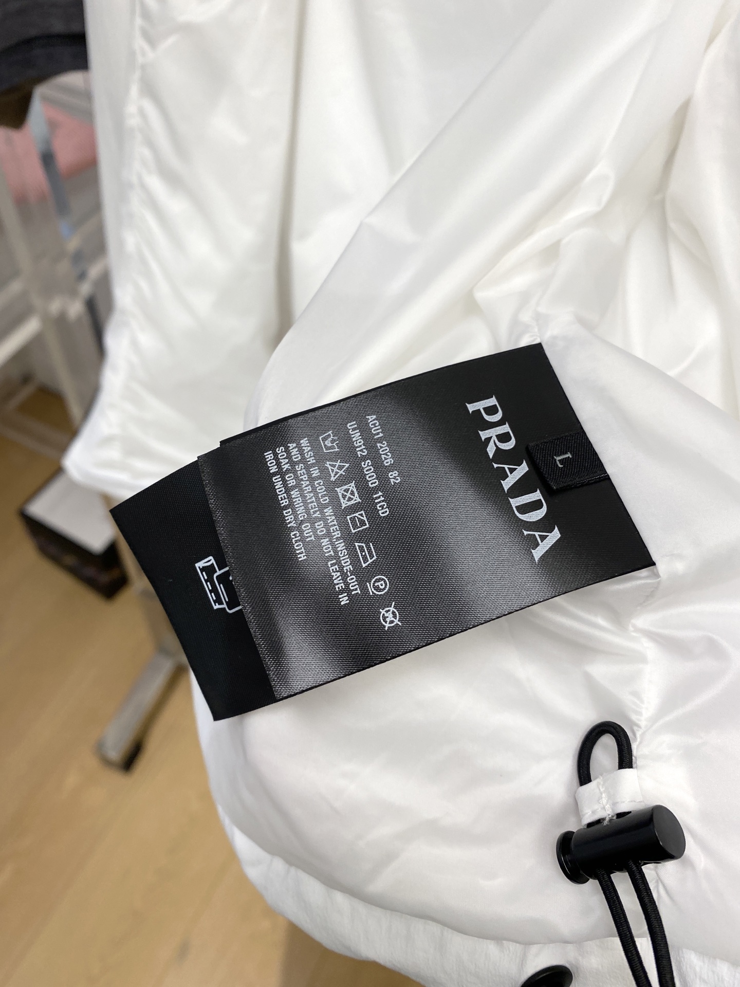 普拉达、2026新品夹克外套，时尚帅气，简约百搭款，袖口五金装饰三角标logo，定制原版面料，不仅挺括，