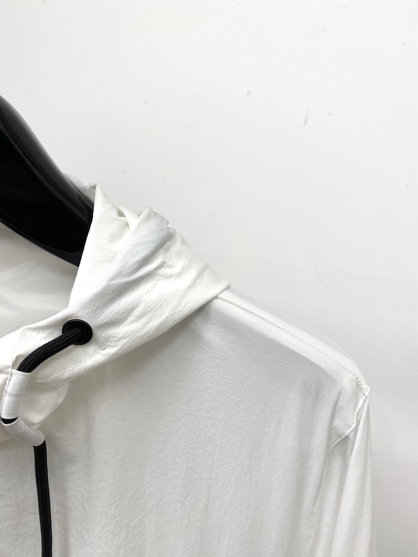 普拉达、2026新品夹克外套，时尚帅气，简约百搭款，袖口五金装饰三角标logo，定制原版面料，不仅挺括，