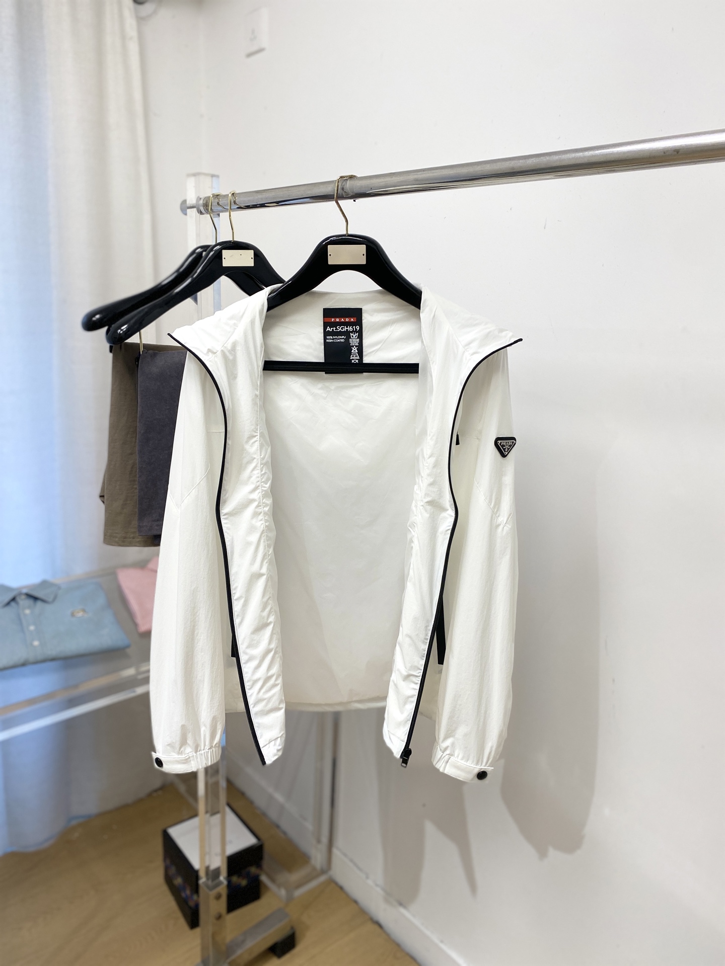 普拉达、2026新品夹克外套，时尚帅气，简约百搭款，袖口五金装饰三角标logo，定制原版面料，不仅挺括，
