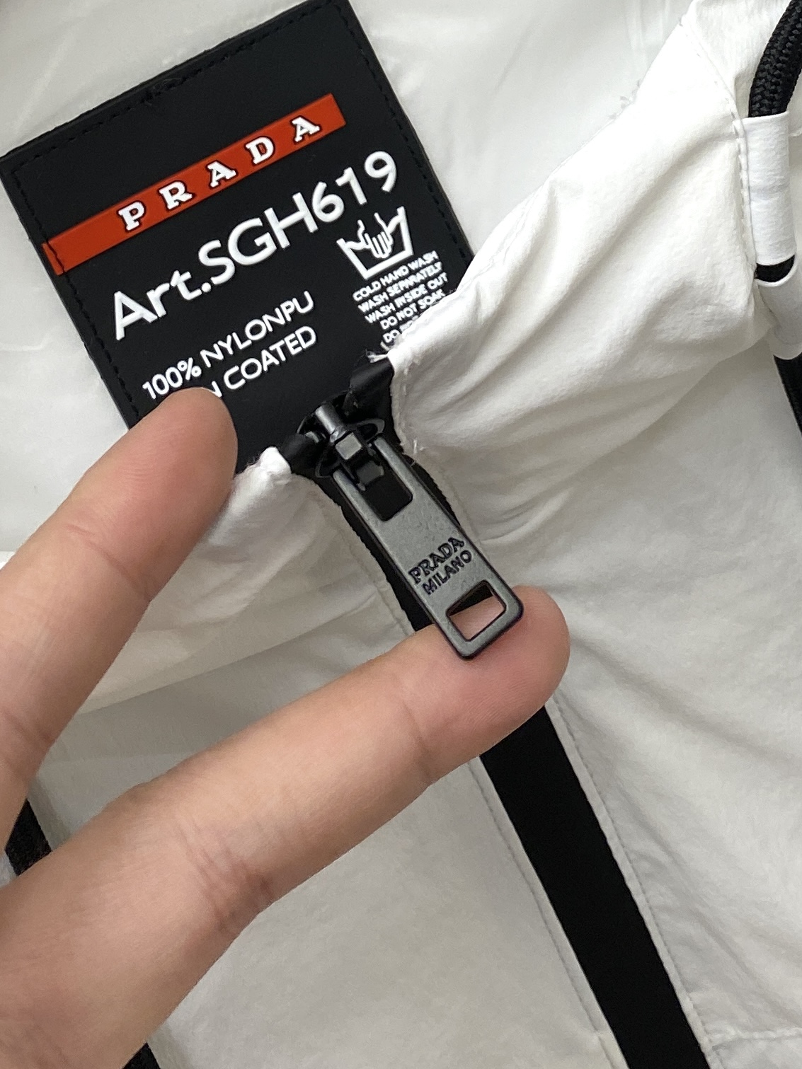 普拉达、2026新品夹克外套，时尚帅气，简约百搭款，袖口五金装饰三角标logo，定制原版面料，不仅挺括，