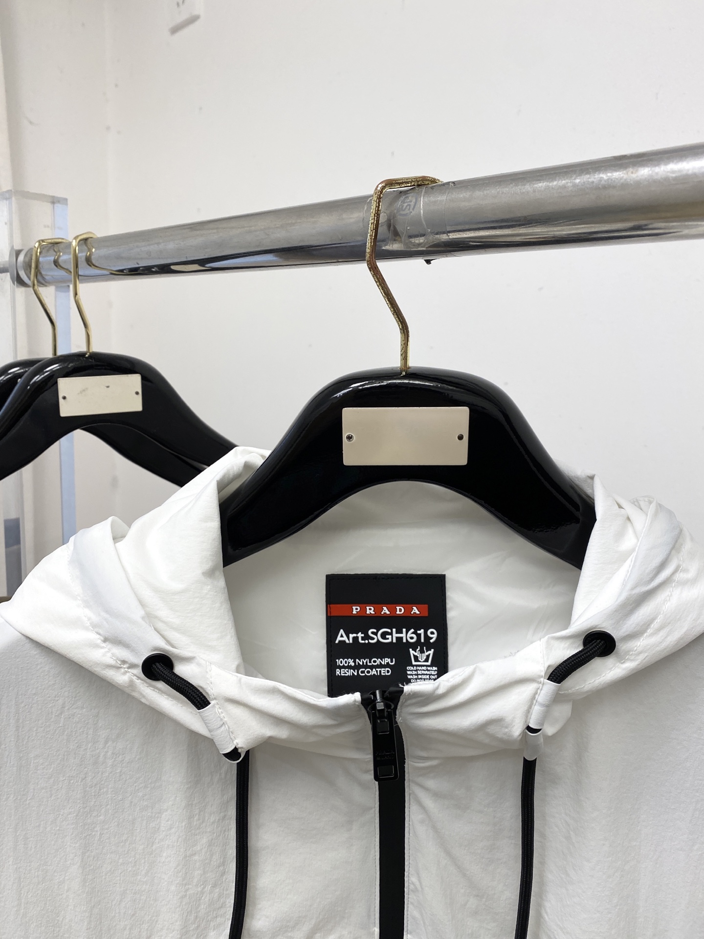 普拉达、2026新品夹克外套，时尚帅气，简约百搭款，袖口五金装饰三角标logo，定制原版面料，不仅挺括，