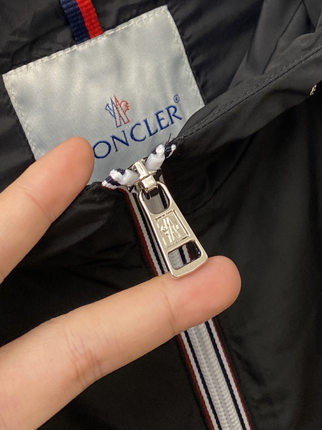 蒙口、2026新品夹克外套，时尚帅气，简约百搭款，袖口刺绣装饰图案logo，定制原版面料，不仅挺括，保持