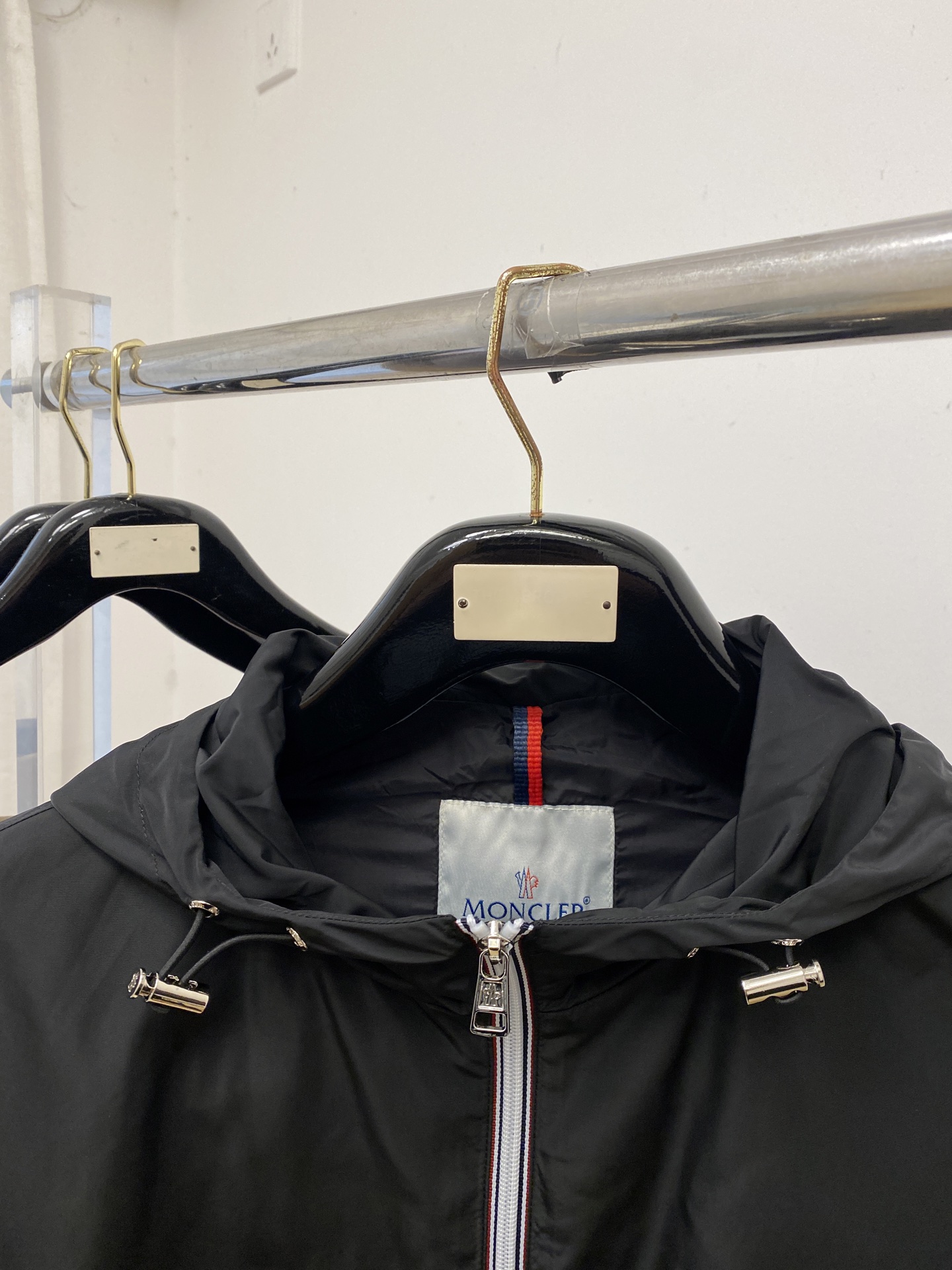 蒙口、2026新品夹克外套，时尚帅气，简约百搭款，袖口刺绣装饰图案logo，定制原版面料，不仅挺括，保持