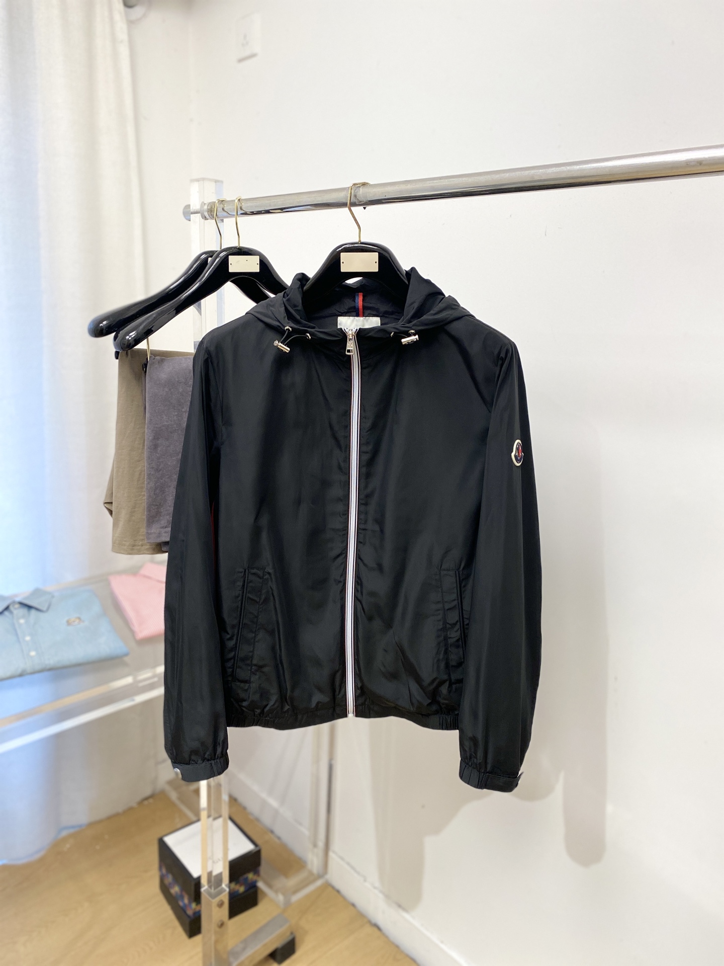 蒙口、2026新品夹克外套，时尚帅气，简约百搭款，袖口刺绣装饰图案logo，定制原版面料，不仅挺括，保持