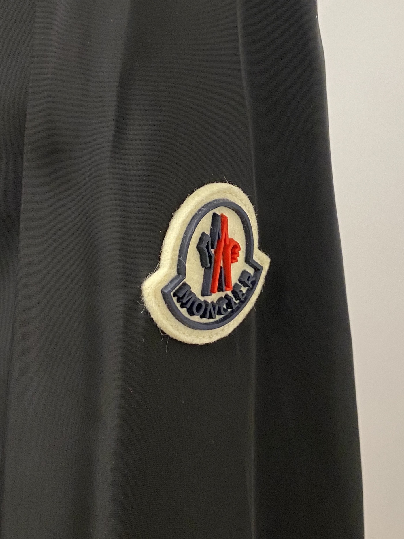 蒙口、2026新品夹克外套，时尚帅气，简约百搭款，袖口刺绣装饰图案logo，定制原版面料，不仅挺括，保持