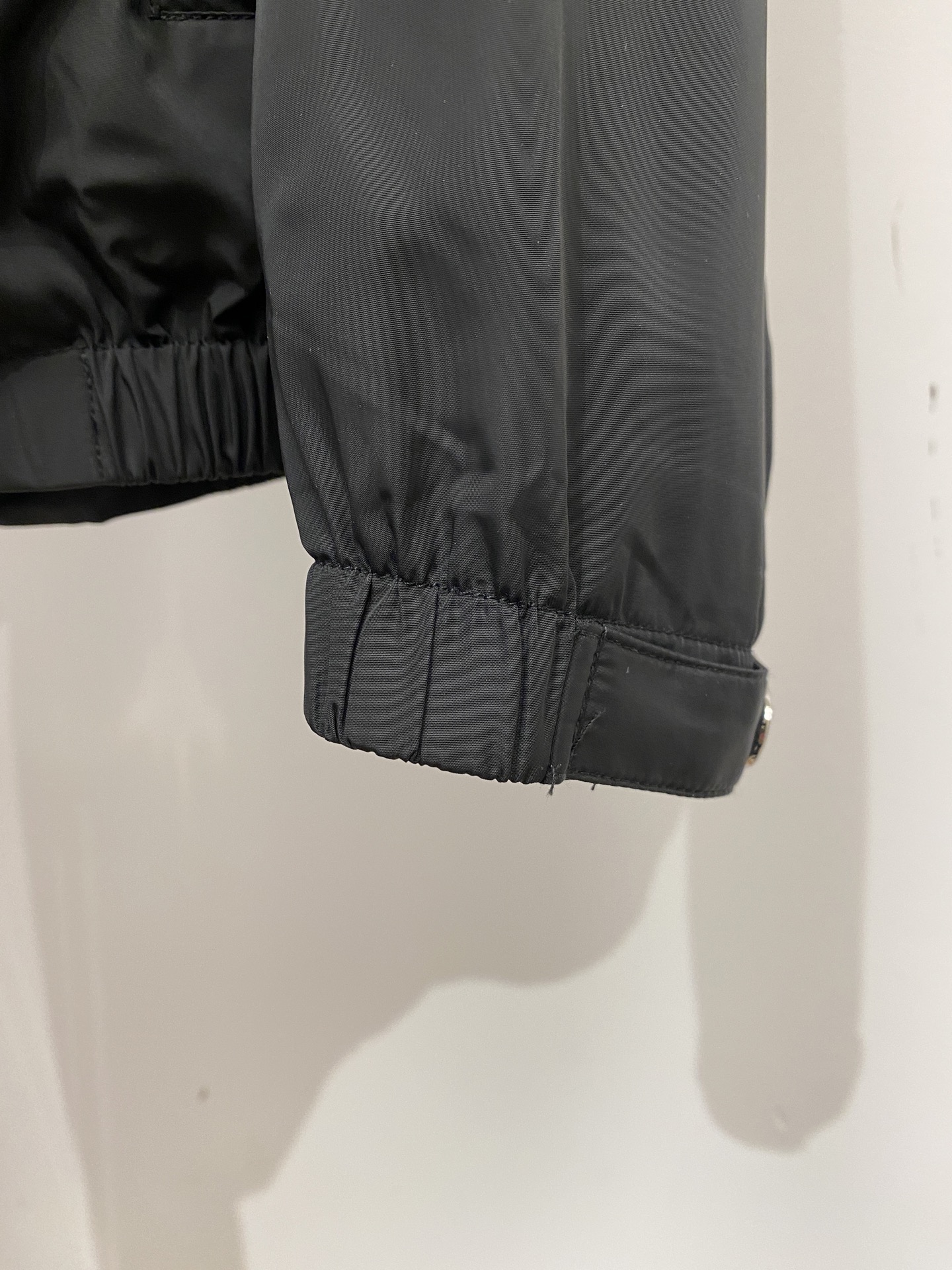 蒙口、2026新品夹克外套，时尚帅气，简约百搭款，袖口刺绣装饰图案logo，定制原版面料，不仅挺括，保持