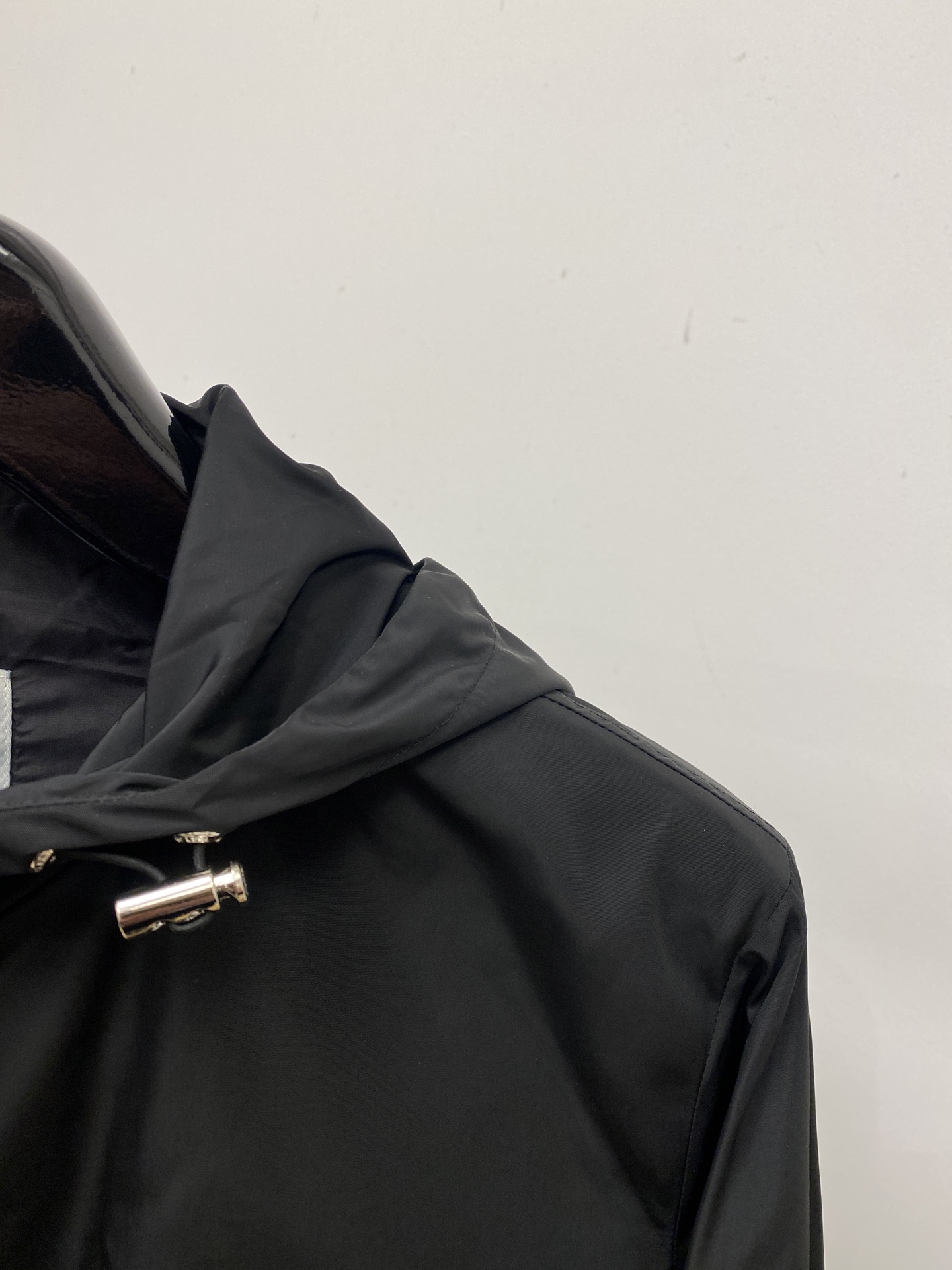 蒙口、2026新品夹克外套，时尚帅气，简约百搭款，袖口刺绣装饰图案logo，定制原版面料，不仅挺括，保持