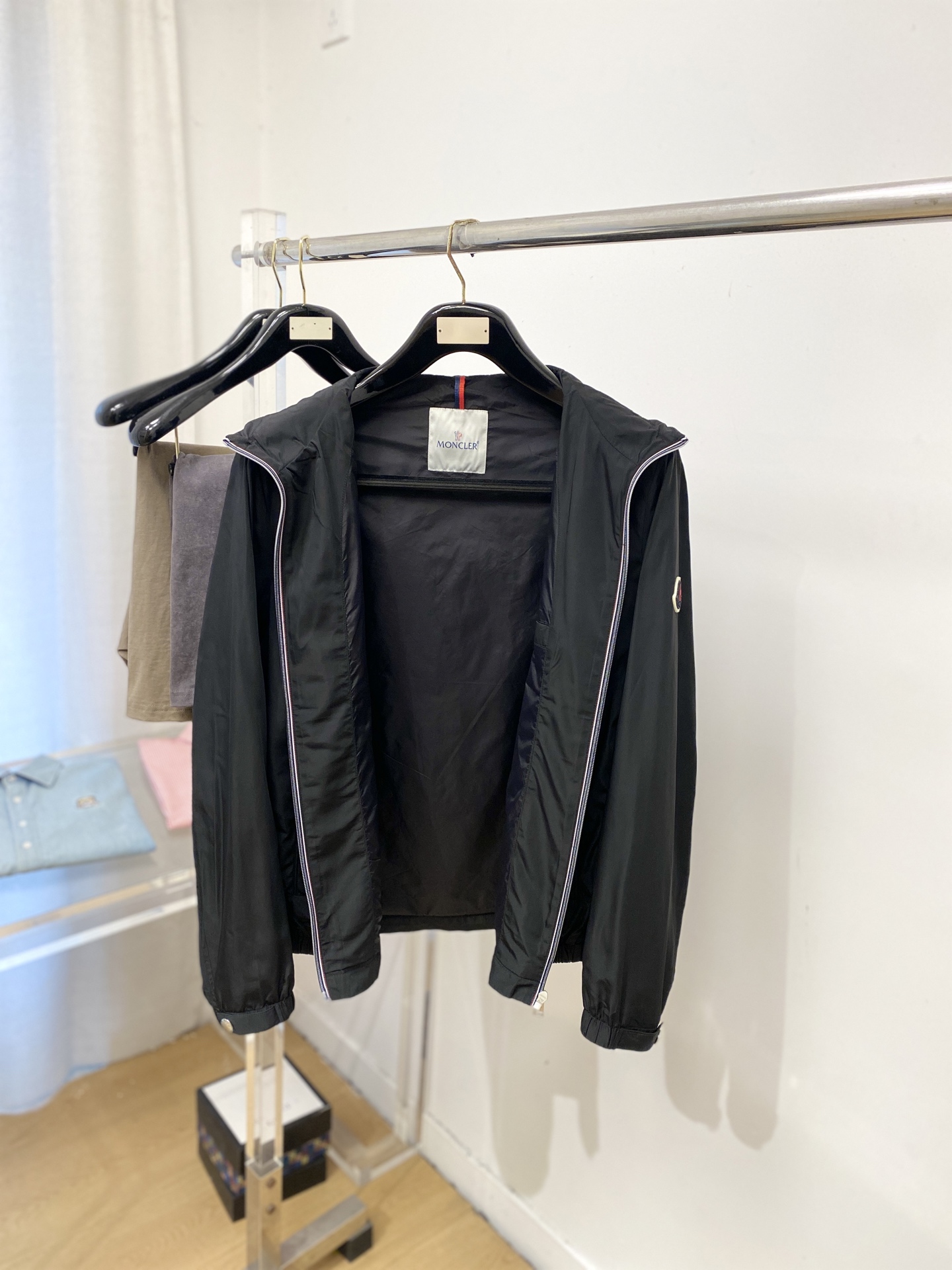 蒙口、2026新品夹克外套，时尚帅气，简约百搭款，袖口刺绣装饰图案logo，定制原版面料，不仅挺括，保持