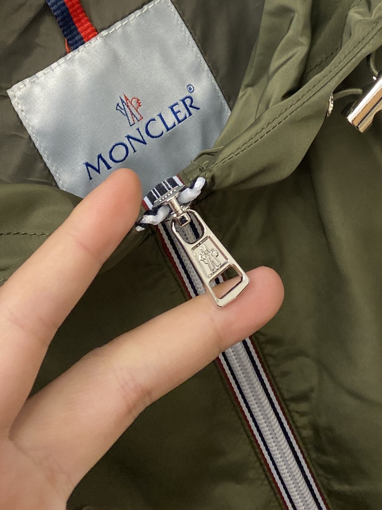 蒙口、2026新品夹克外套，时尚帅气，简约百搭款，袖口刺绣装饰图案logo，定制原版面料，不仅挺括，保持