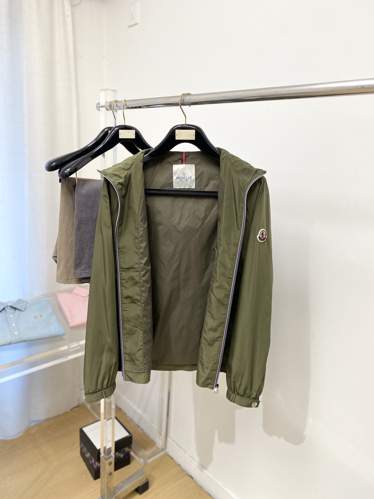 蒙口、2026新品夹克外套，时尚帅气，简约百搭款，袖口刺绣装饰图案logo，定制原版面料，不仅挺括，保持