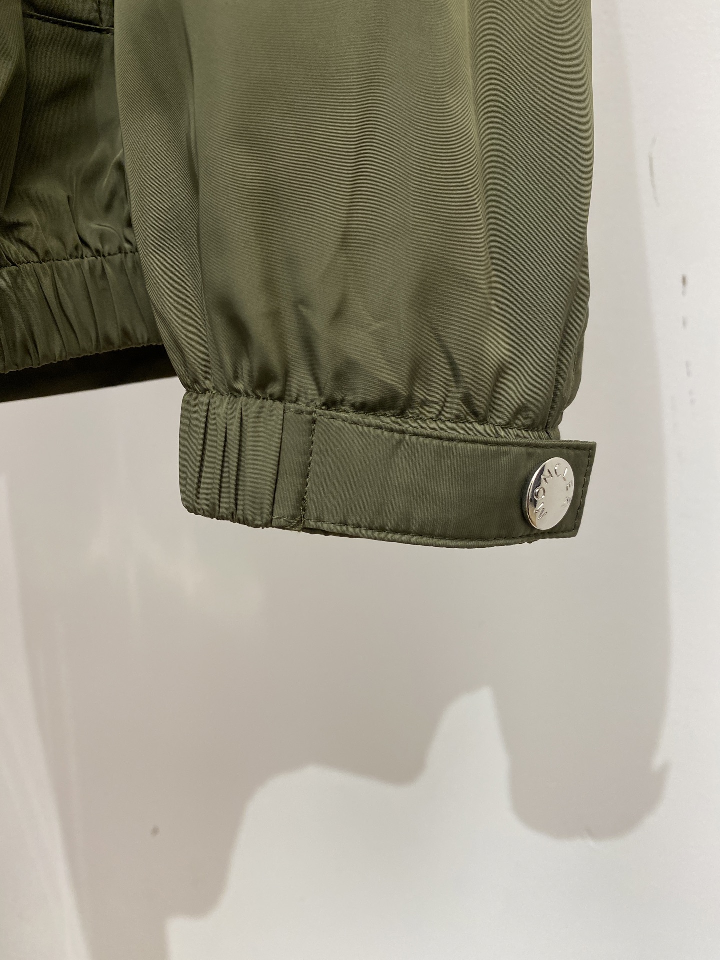 蒙口、2026新品夹克外套，时尚帅气，简约百搭款，袖口刺绣装饰图案logo，定制原版面料，不仅挺括，保持