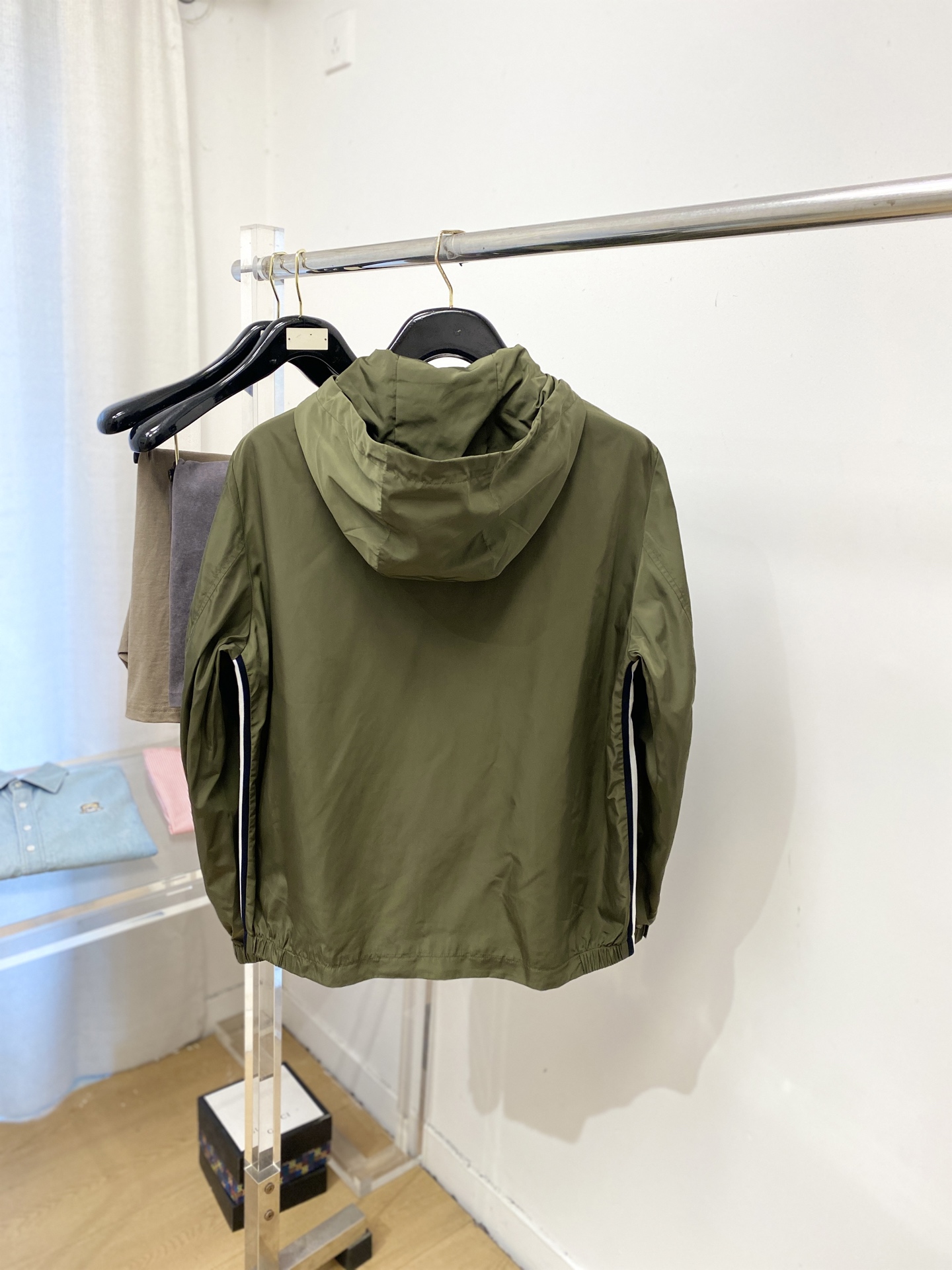 蒙口、2026新品夹克外套，时尚帅气，简约百搭款，袖口刺绣装饰图案logo，定制原版面料，不仅挺括，保持