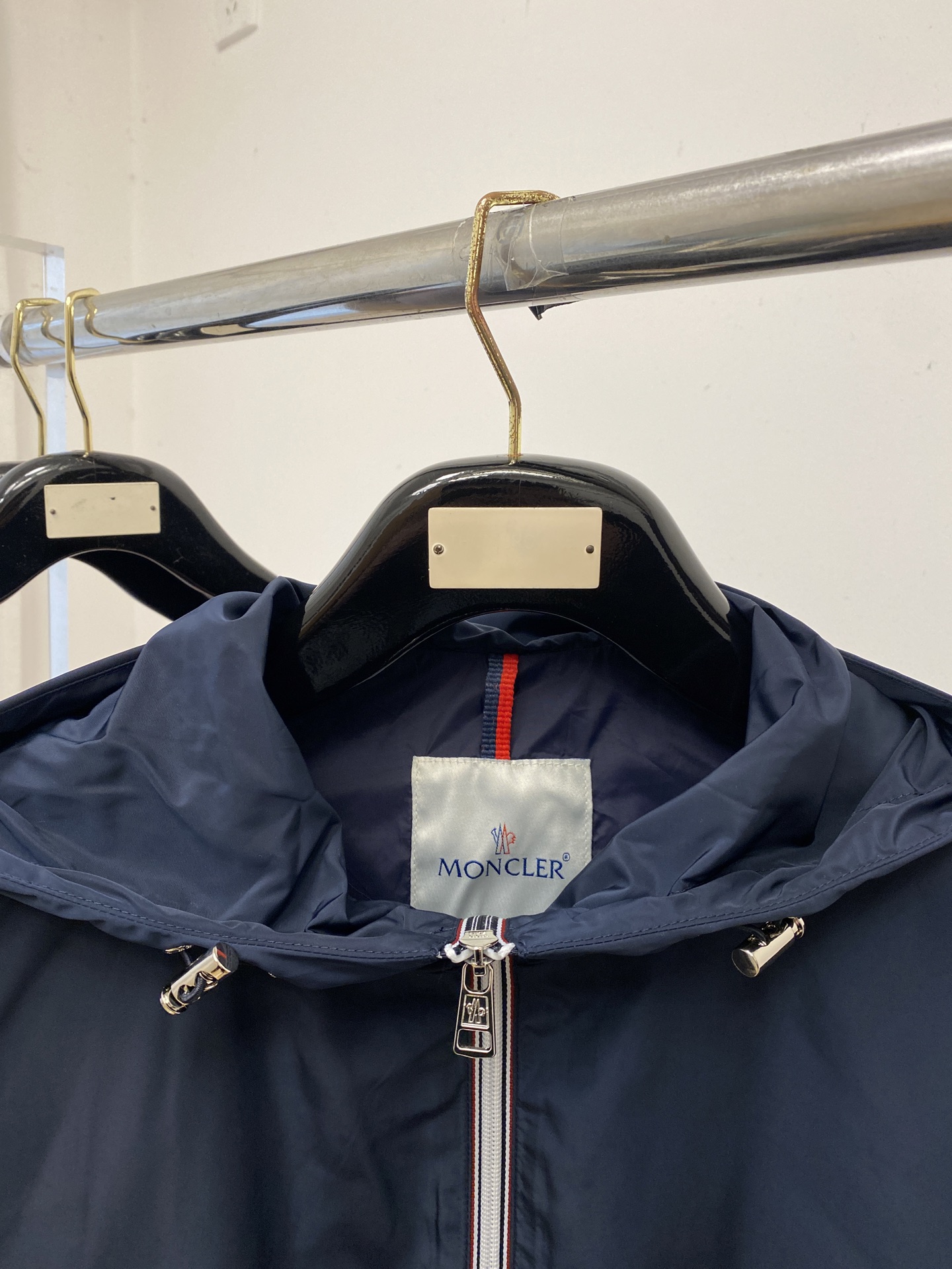 蒙口、2026新品夹克外套，时尚帅气，简约百搭款，袖口刺绣装饰图案logo，定制原版面料，不仅挺括，保持