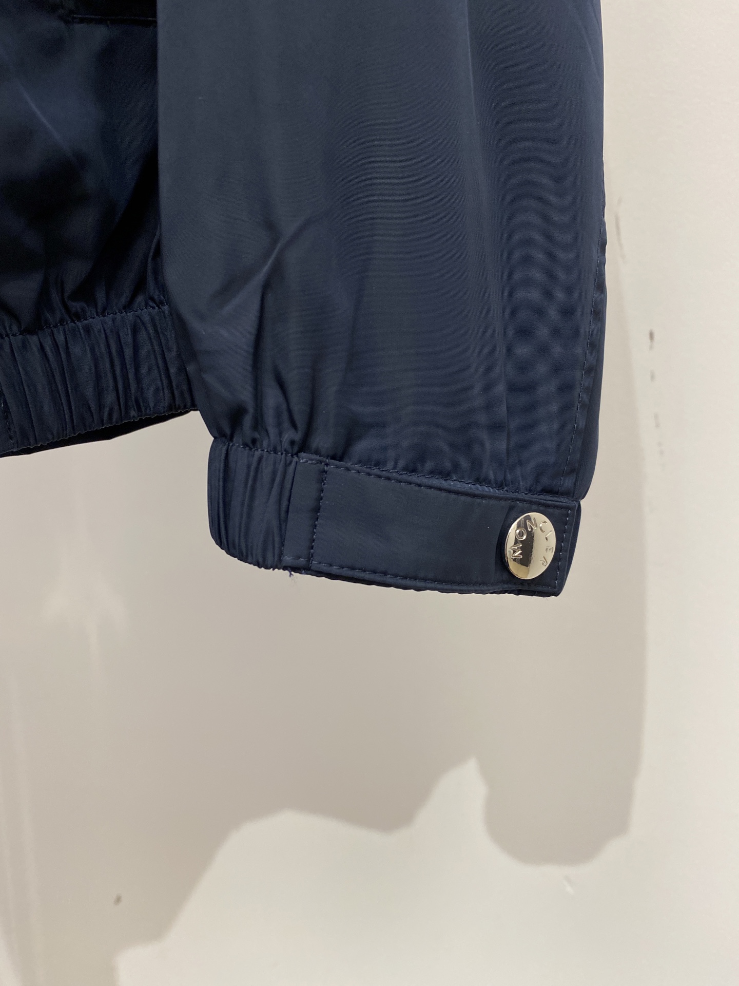 蒙口、2026新品夹克外套，时尚帅气，简约百搭款，袖口刺绣装饰图案logo，定制原版面料，不仅挺括，保持