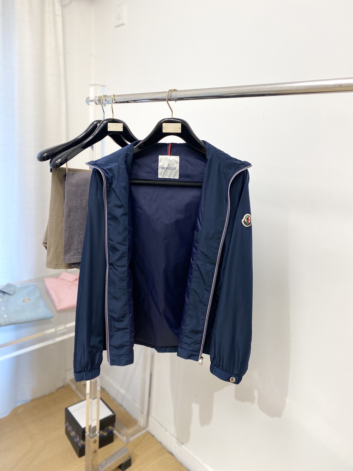 蒙口、2026新品夹克外套，时尚帅气，简约百搭款，袖口刺绣装饰图案logo，定制原版面料，不仅挺括，保持